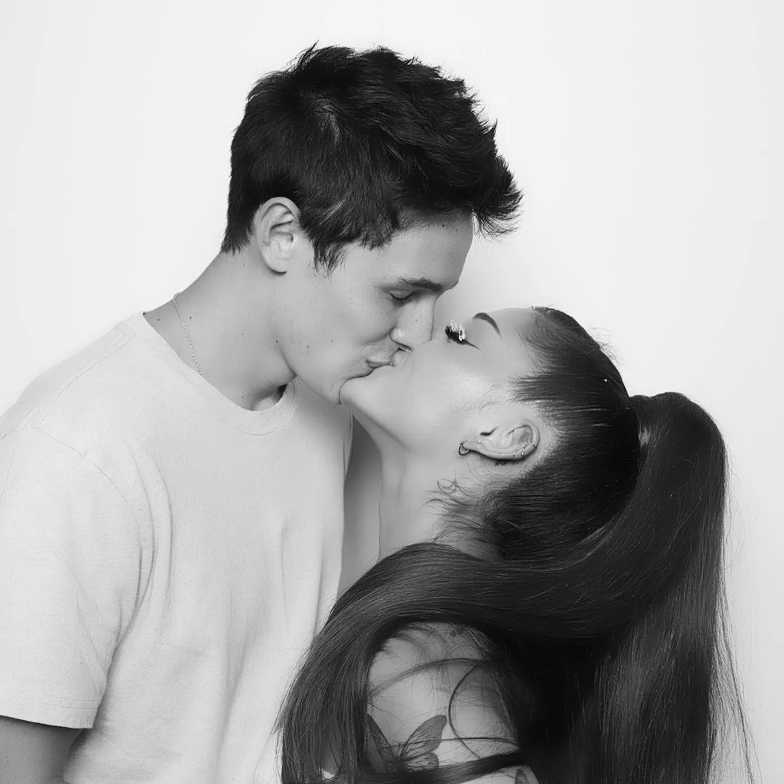 Unggah Foto Ciuman Sama Pacar, Ini Potret Ariana Grande Rayakan Ultah
