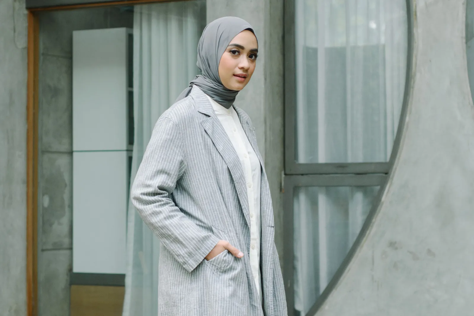 Cara Ayudia C. Ciptakan Gaya Hijab Minimalis dan Elegan