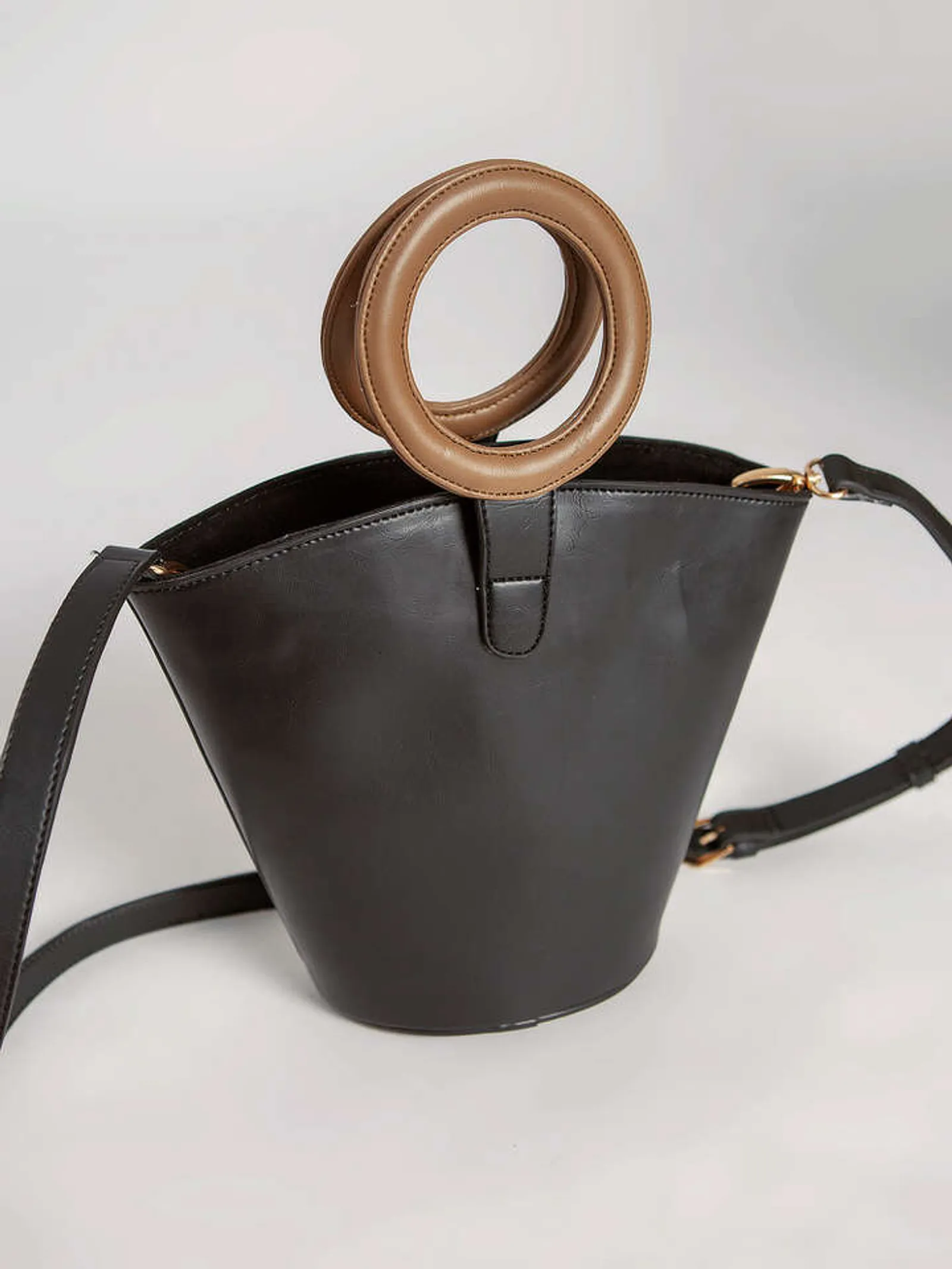 #PopbelaOOTD: Rekomendasi Bucket Bag dari Brand Lokal