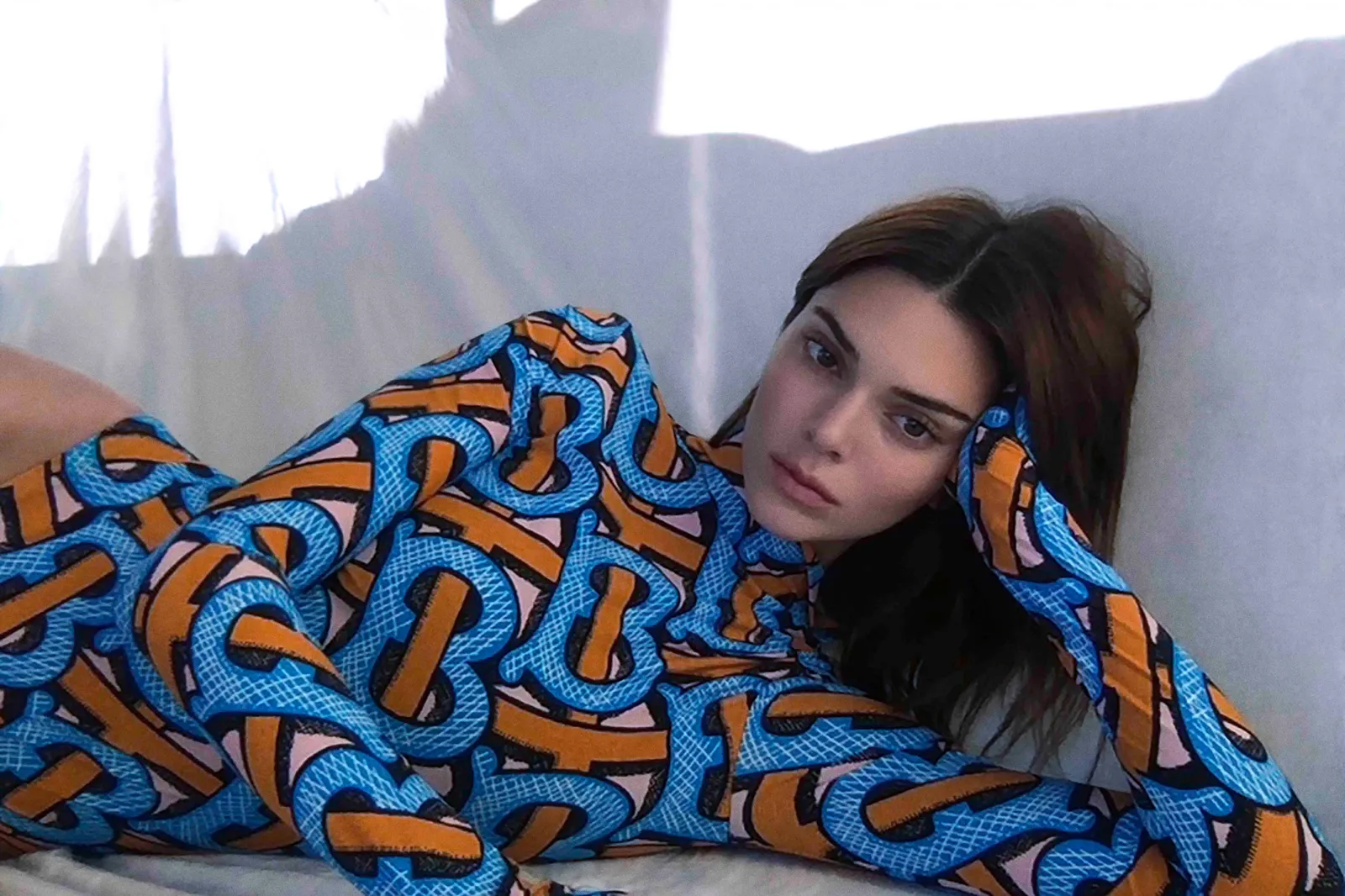 Foto di Rumah Aja, Kendall Jenner Tampil di Kampanye Iklan Burberry