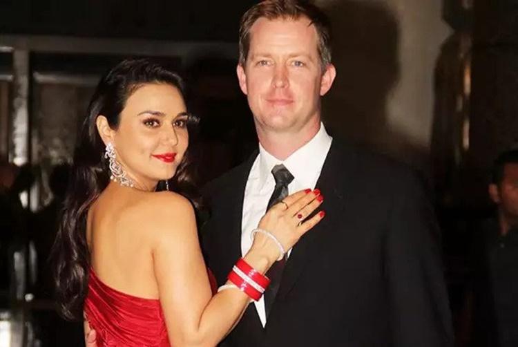 9 Artis Bollywood yang Pilih Laki-Laki Bule Sebagai Pasangan Hidupnya