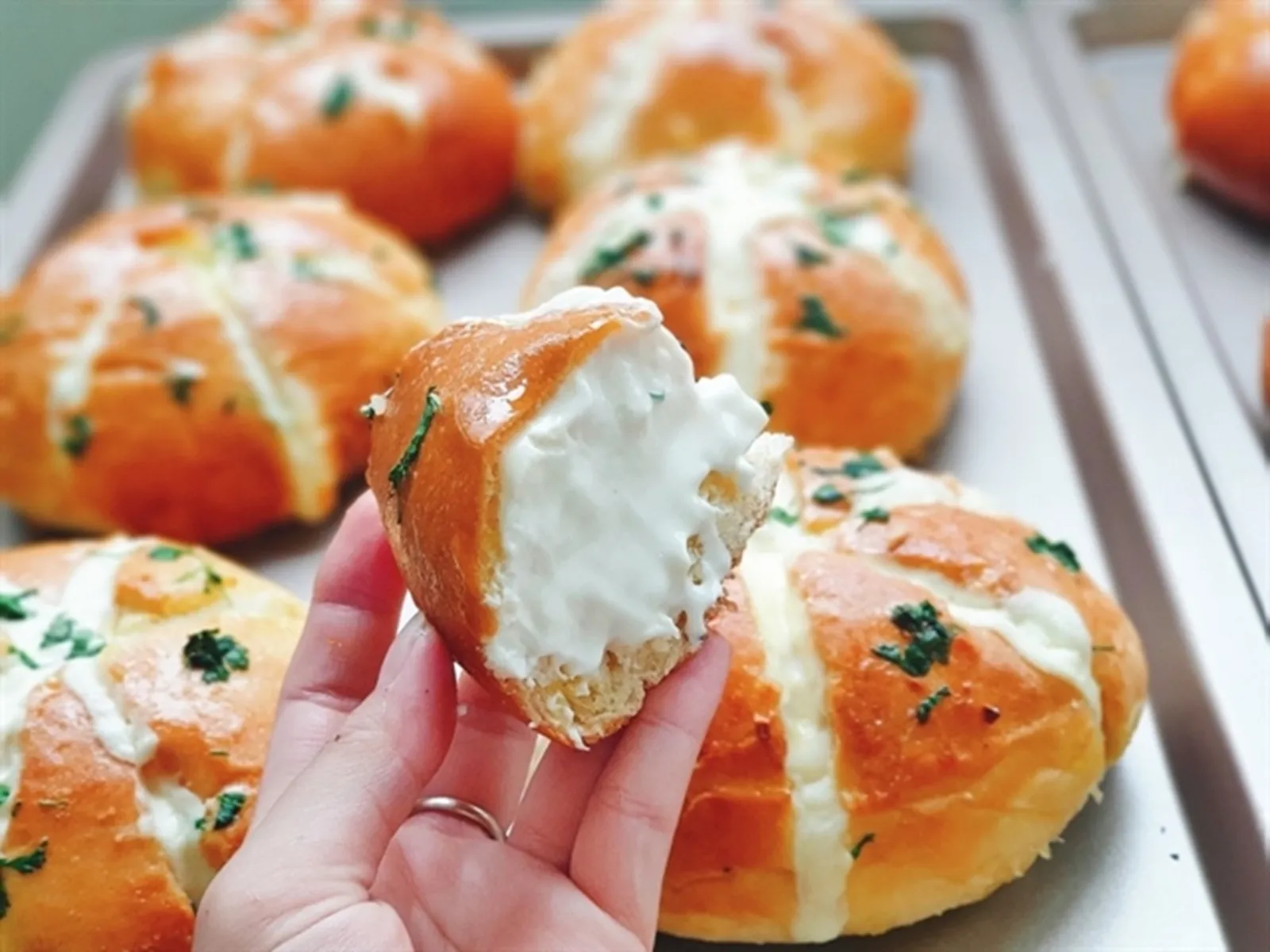 Roti Gurih dan Renyah, Cobain Resep Korean Garlic Cream Cheese Bread