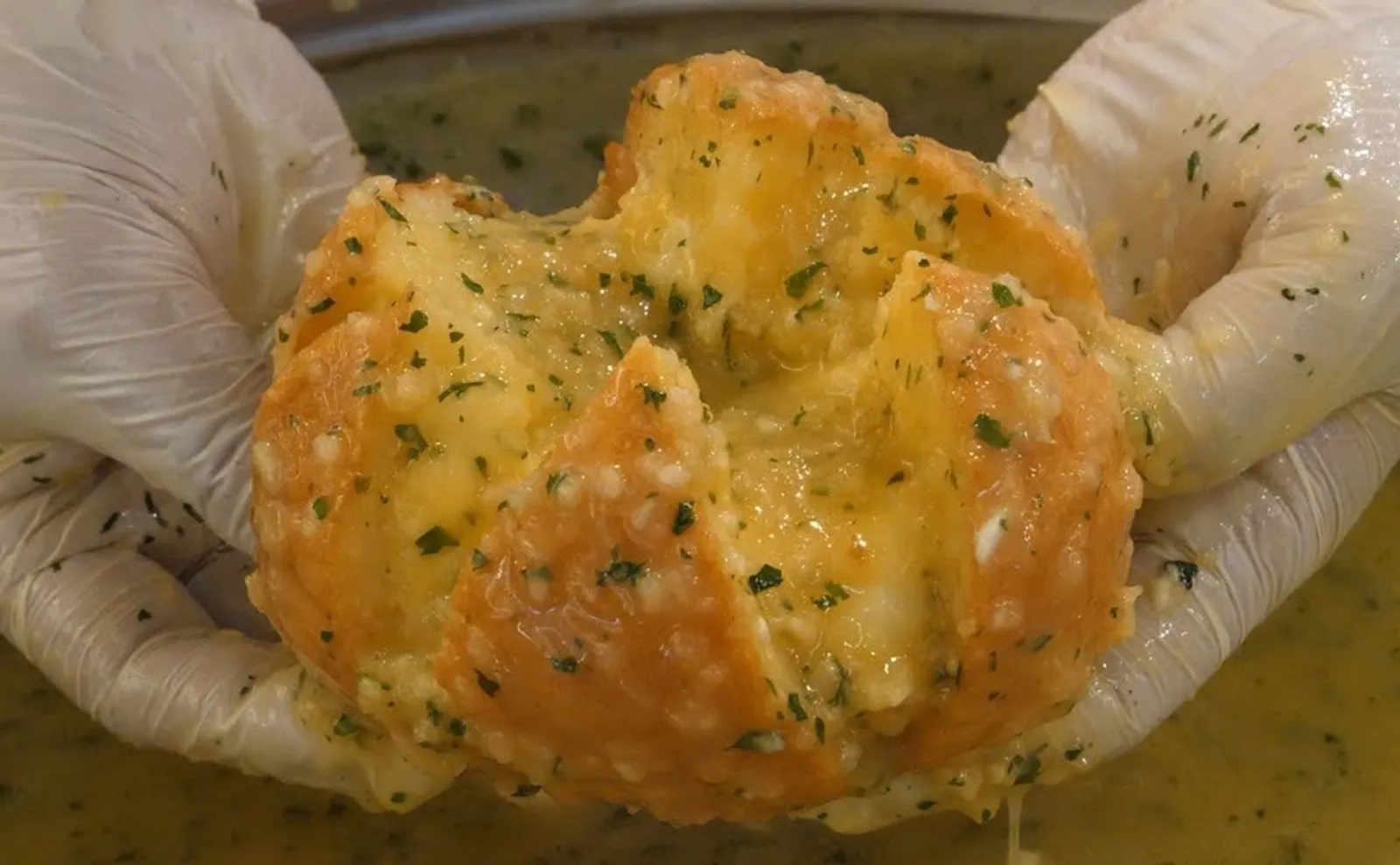 Roti Gurih dan Renyah, Cobain Resep Korean Garlic Cream Cheese Bread