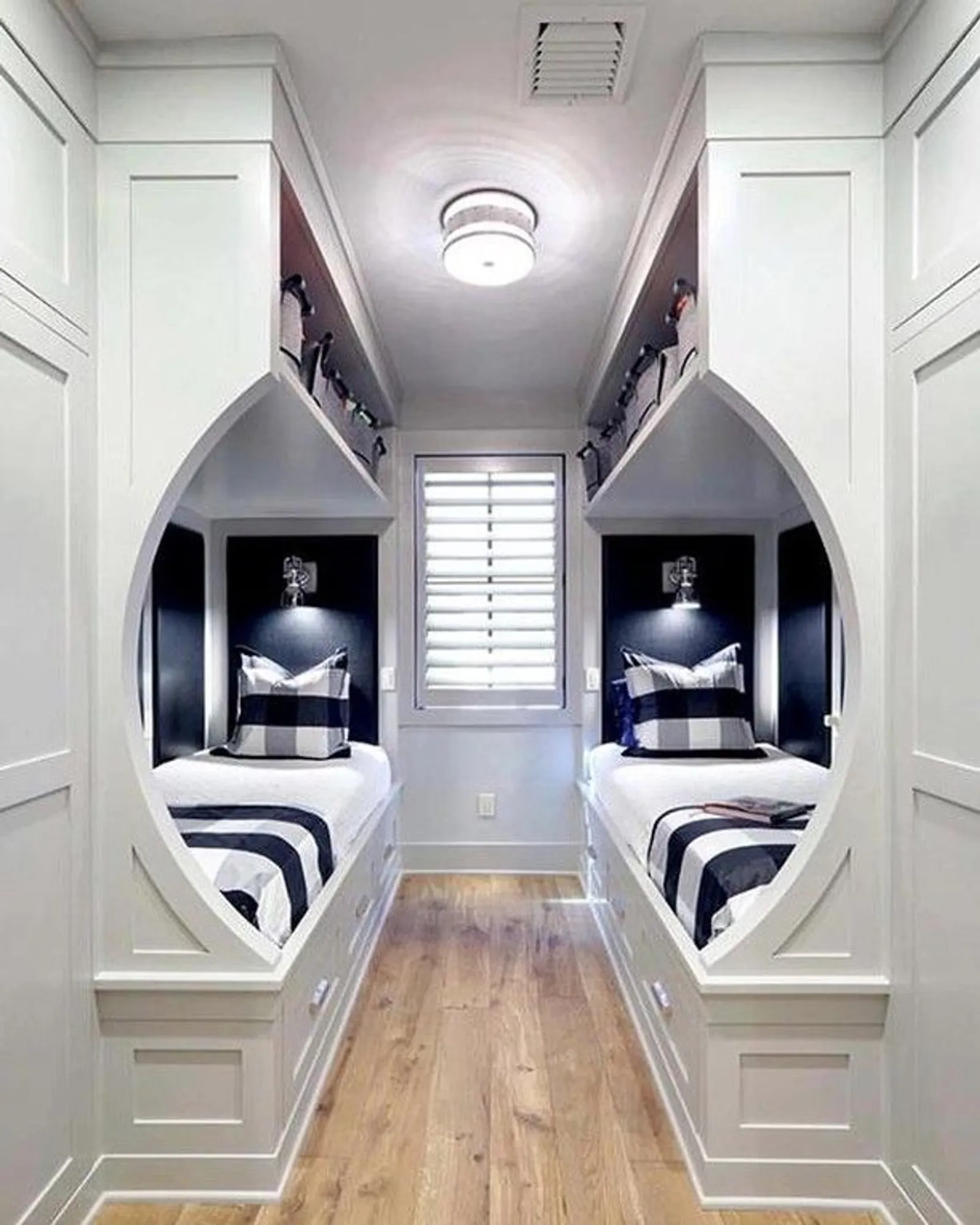 Ilusi Lebih Luas, Ini 7 Ide Desain Kamar Mungil dengan 2 Tempat Tidur