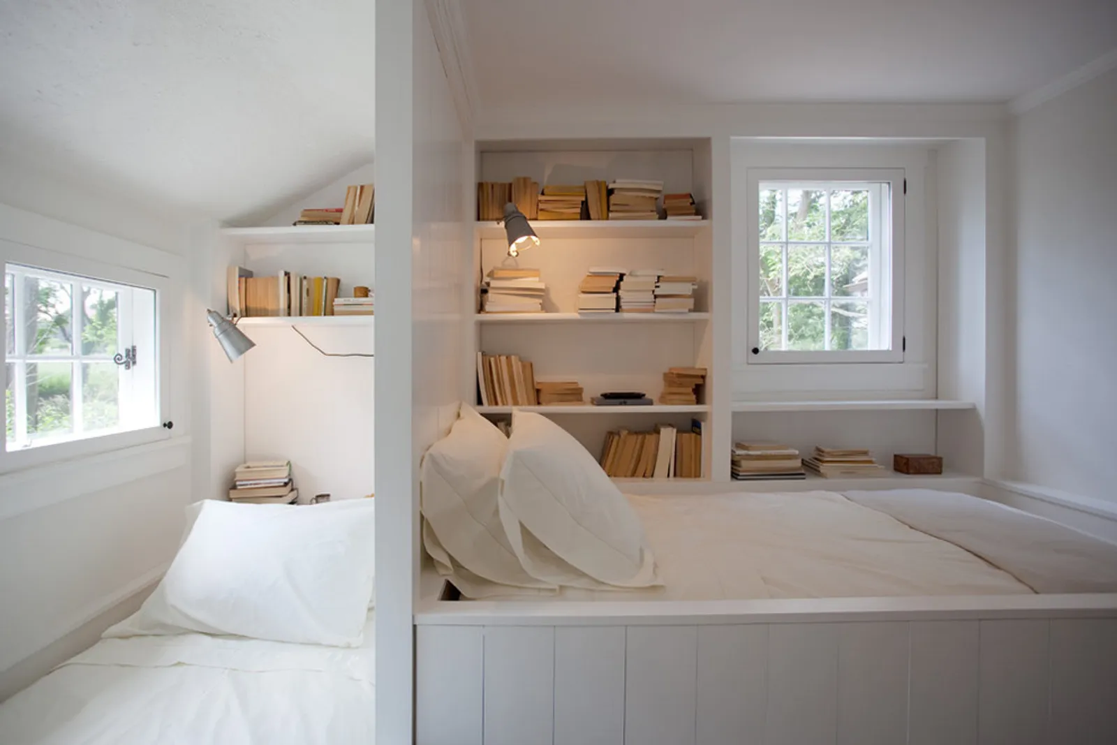 Ilusi Lebih Luas, Ini 7 Ide Desain Kamar Mungil dengan 2 Tempat Tidur