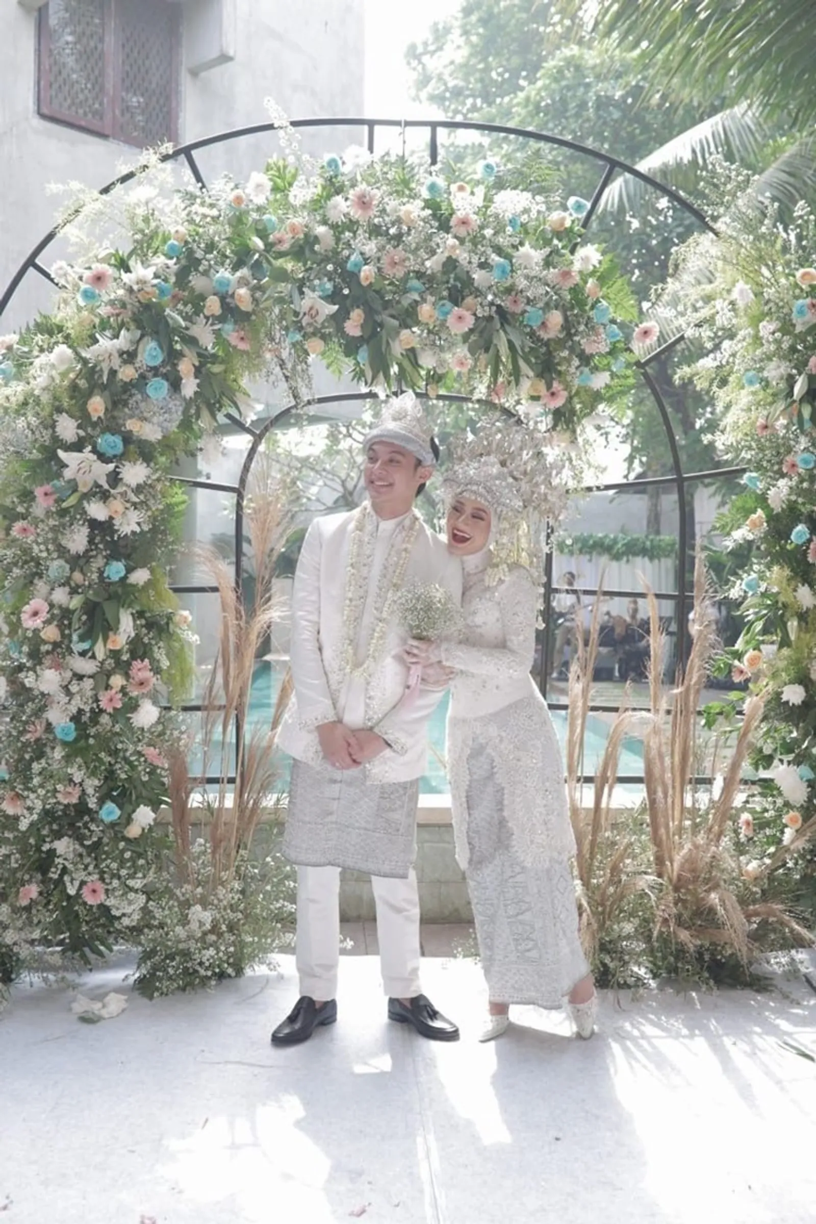 Tak Ketahuan Pacaran, 9 Foto Pernikahan Dinda Hauw dan Rey Mbayang