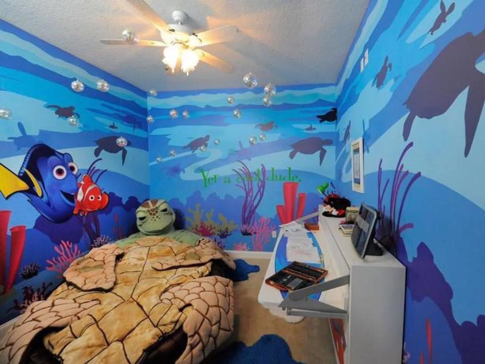 11 Inspirasi Desain Kamar Bertema Disney, Super Gemas!