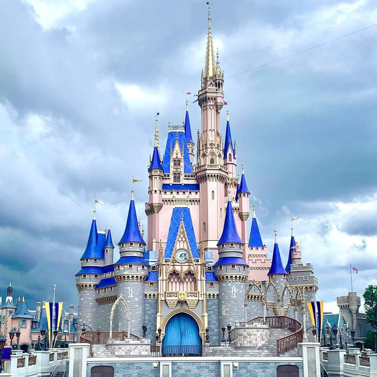 Semakin Indah, Ini 7 Potret Terbaru Kastil Cinderella Pasca Renovasi