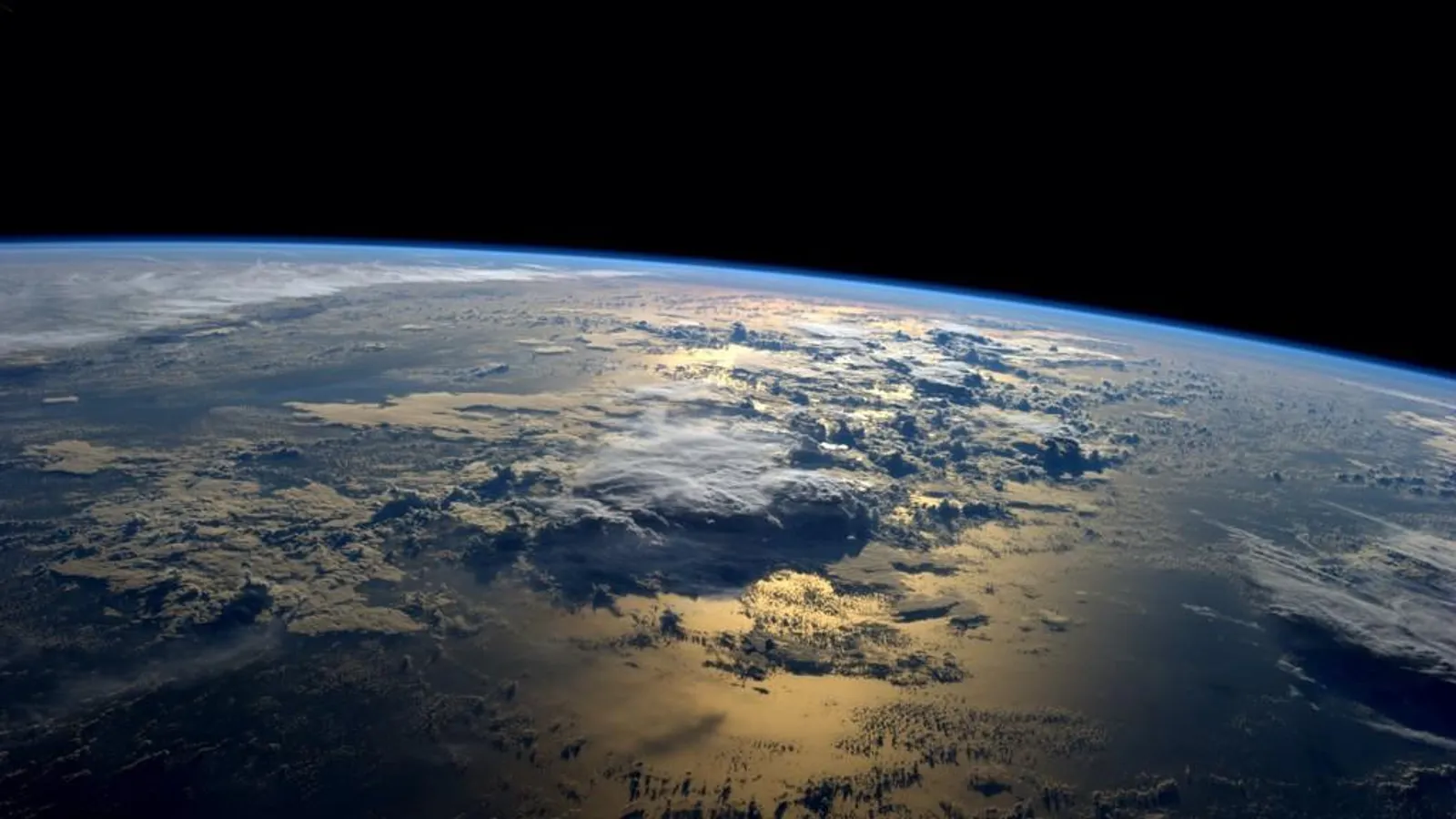 9 Foto Kehidupan Astronot di Luar Angkasa Ini Bisa Bikin Iri