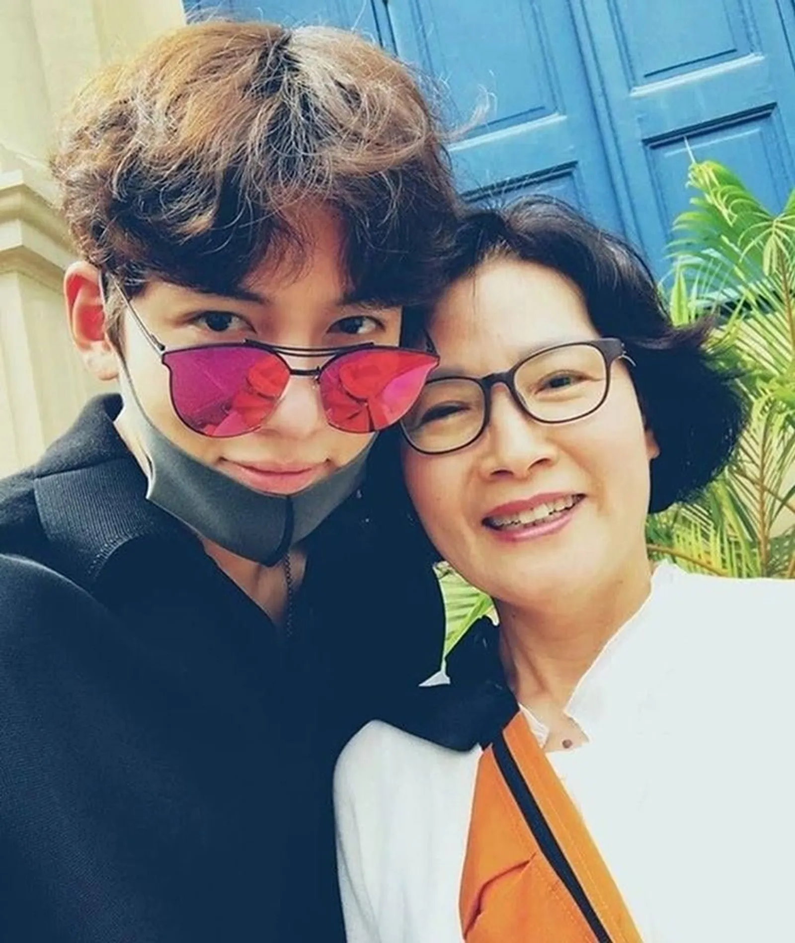 Anak Tunggal Kesayangan, 10 Potret Hangat Ji Chang Wook pada Sang Mama