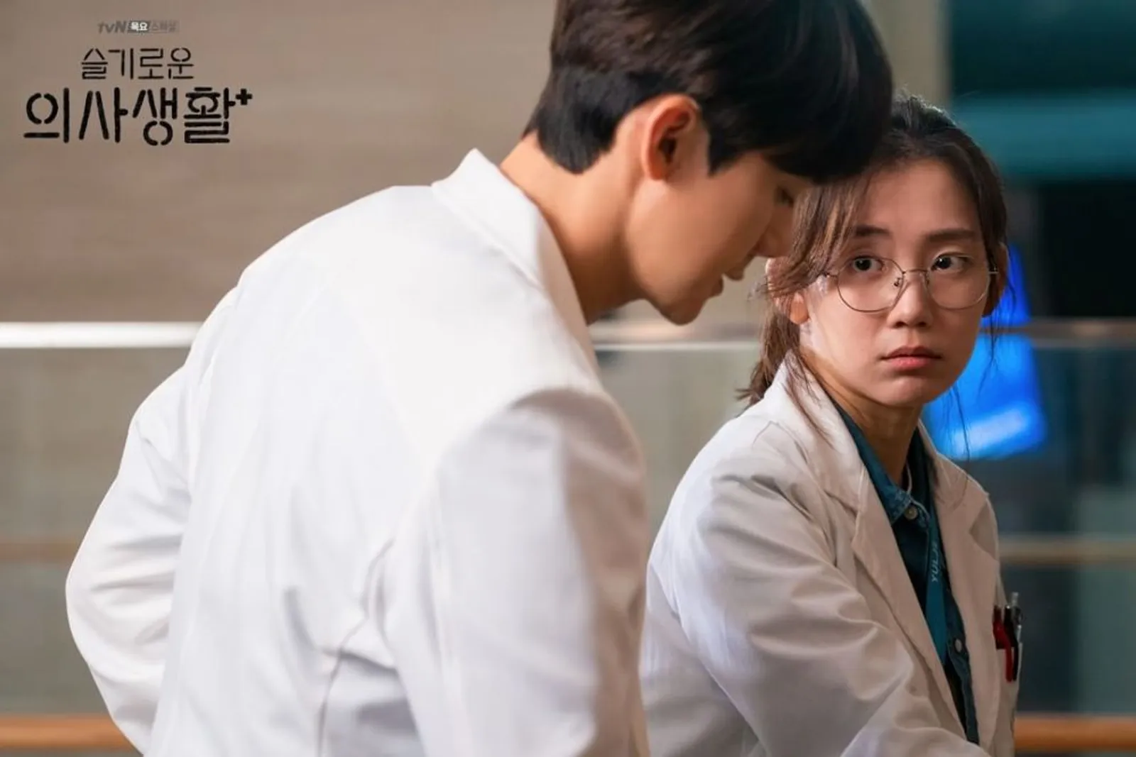 10 Adu Mesra Yoo Yeon Seok di 'Hospital Playlist' vs 'Dr. Romantic'