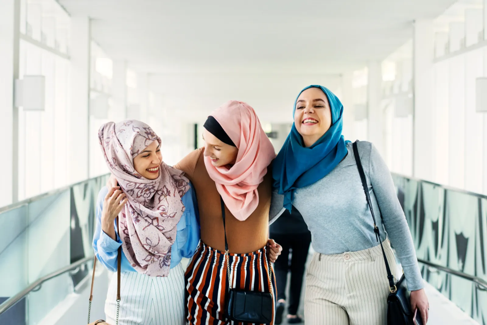 4 Tips Ampuh untuk Atasi Bad Hijab Day dengan SoKlin Pewangi Hijab