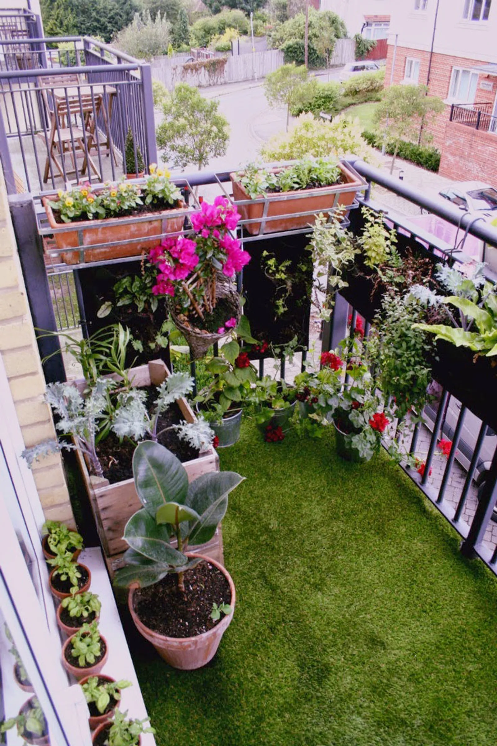 5 Cara Mudah Ciptakan Desain Taman Cantik Minimalis di Balkon