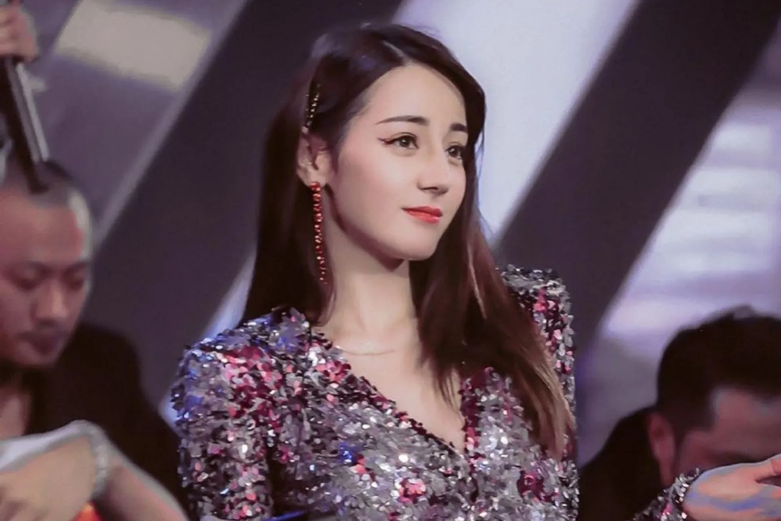 7 Pesona Dilraba Dilmurat, Aktris Tiongkok yang Sering Beradegan Intim