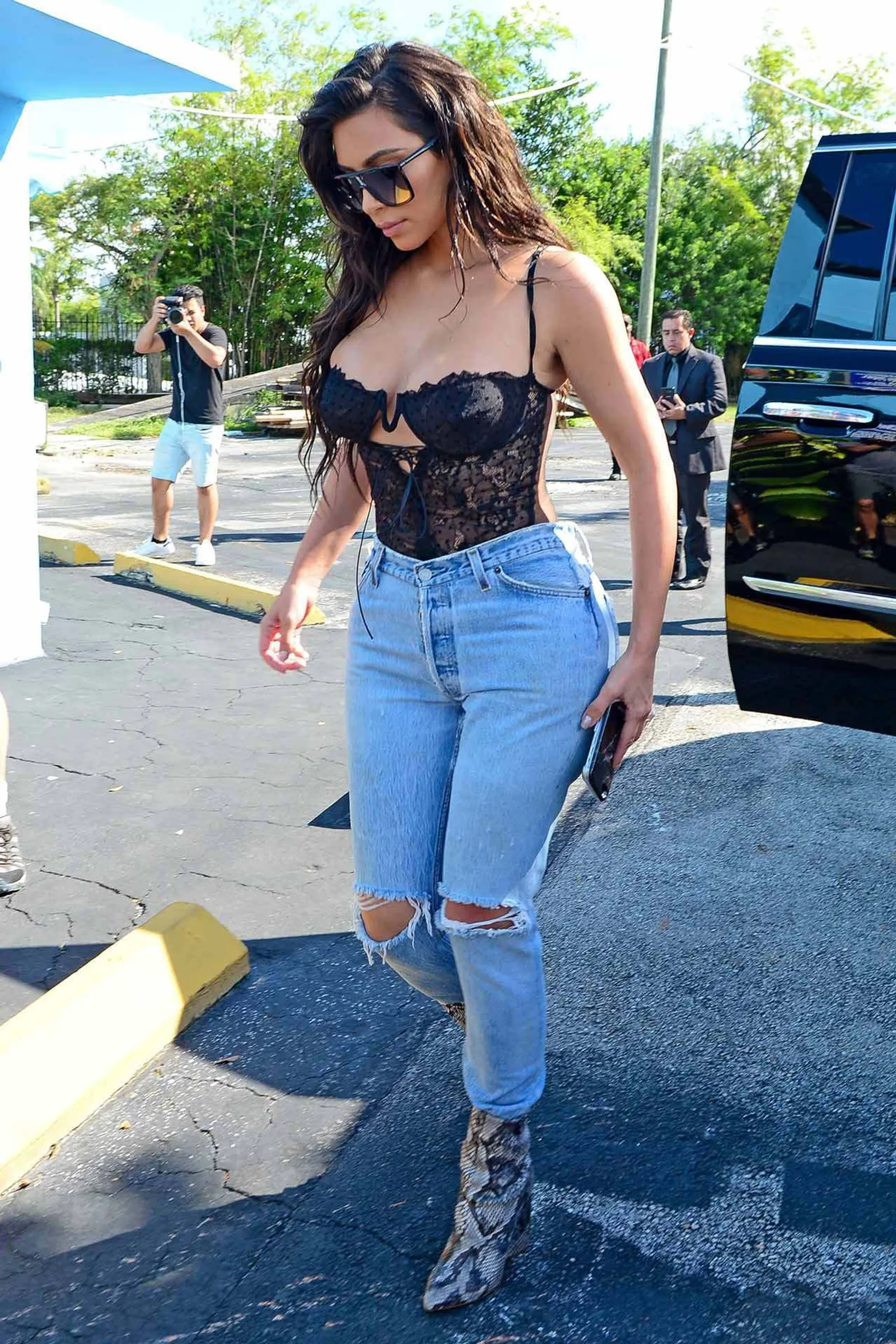 Gaya Seksi Kim Kardashian West Pakai Celana Jeans, Serba Ketat!