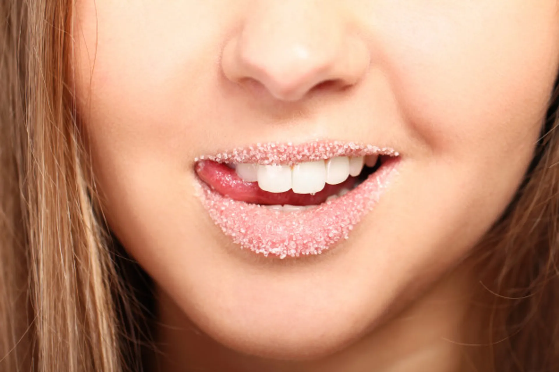 7 Alasan Lipstik yang Kamu Gunakan Nggak Awet Menempel di Bibir