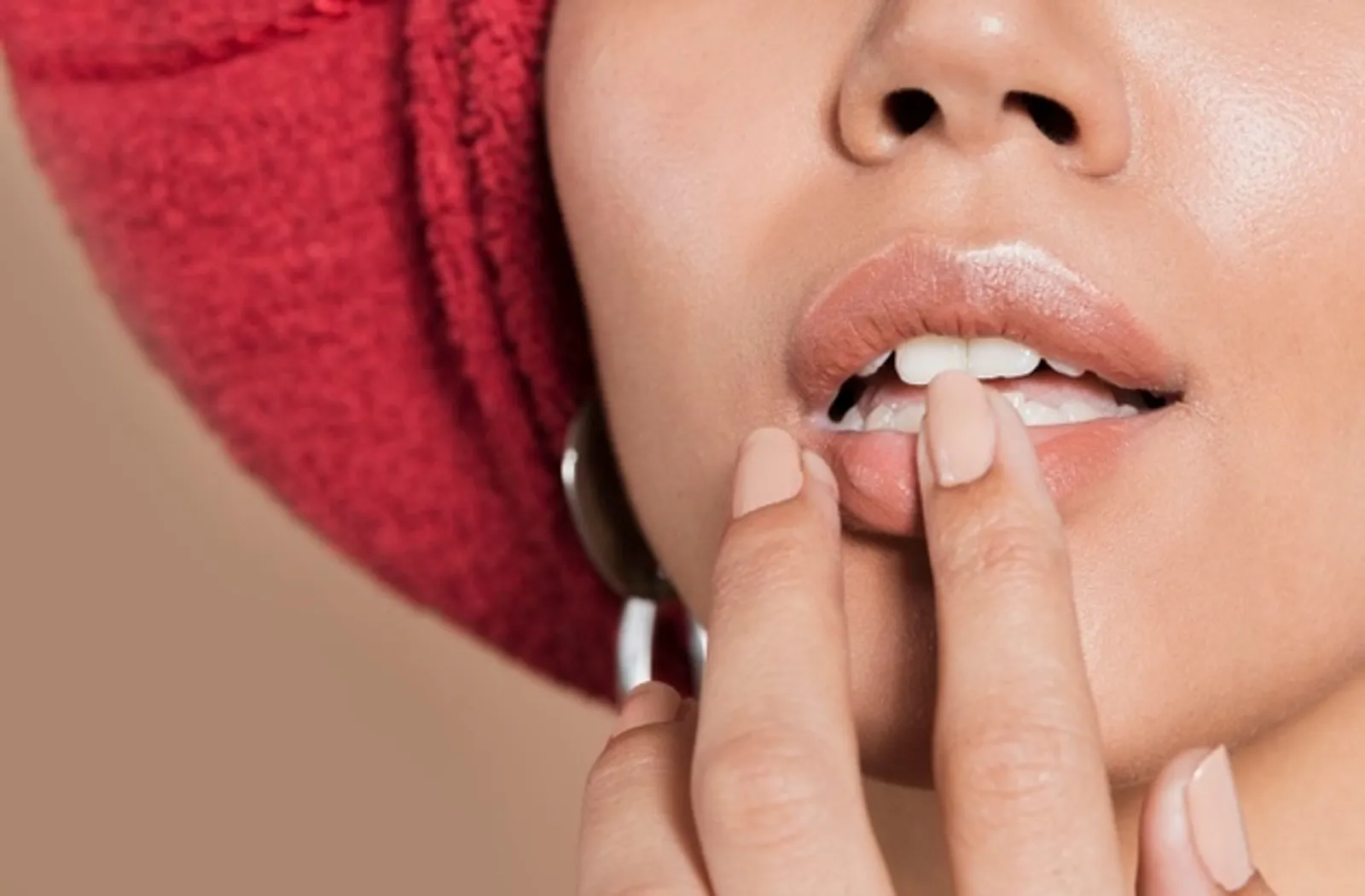 7 Alasan Lipstik yang Kamu Gunakan Nggak Awet Menempel di Bibir