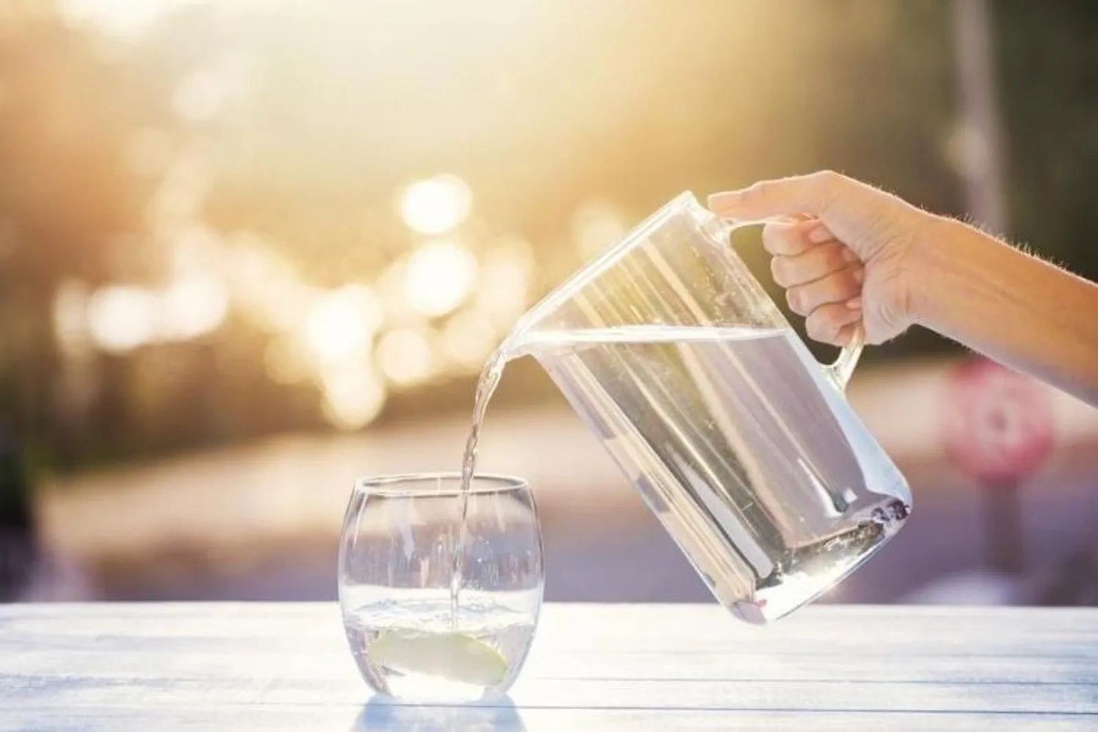 8 Alasan Kenapa Kamu Wajib Minum Air Putih Hangat Sebelum Tidur