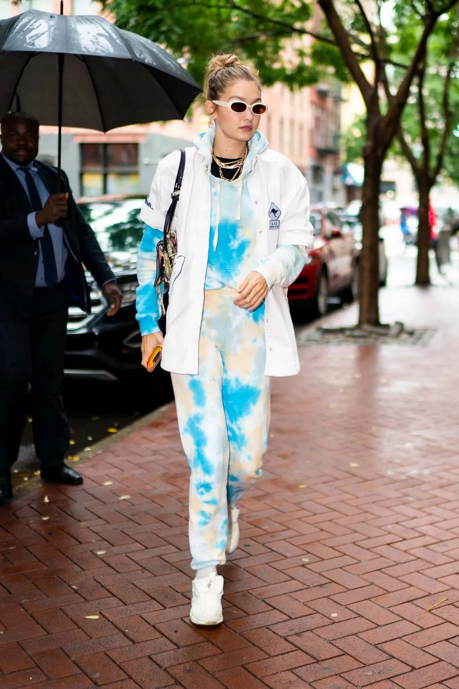 Steal The Look: Gaya Tie-dye ala Gigi Hadid