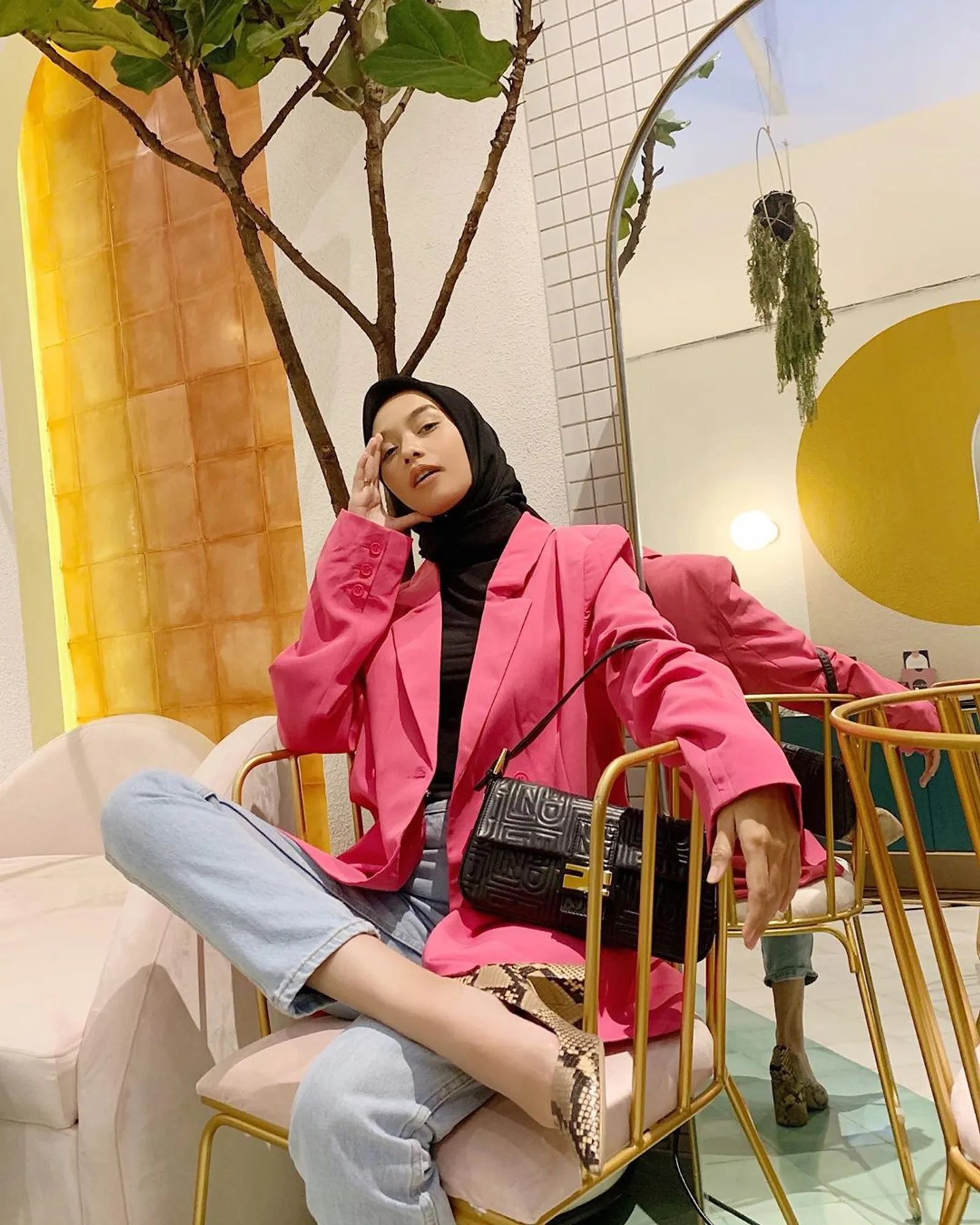 8 Inspirasi Mix & Match Outfit Pink untuk Hijabers ala Vira Tandia 