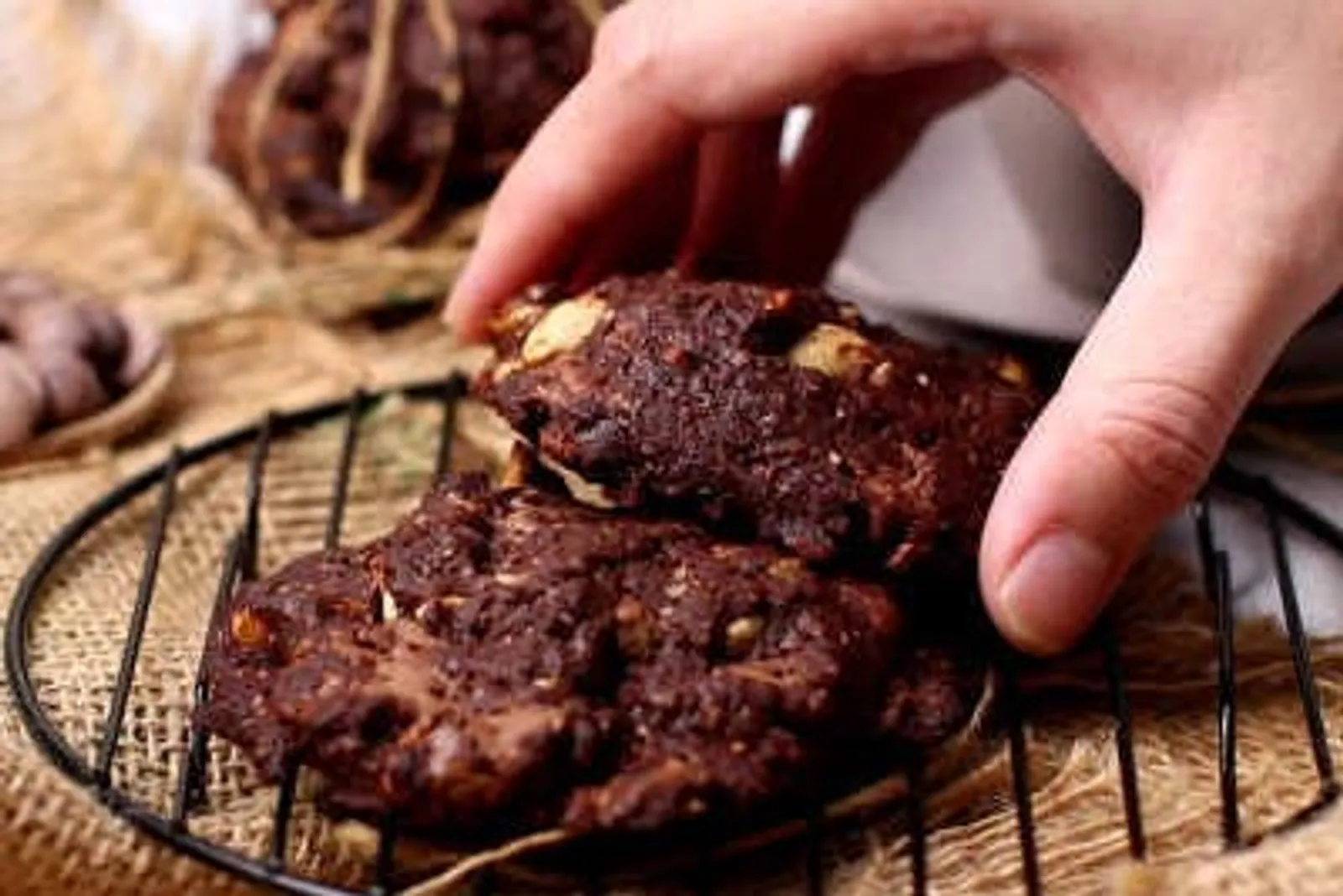Resep Membuat Soft Cookies Cokelat Topping Kacang Mede