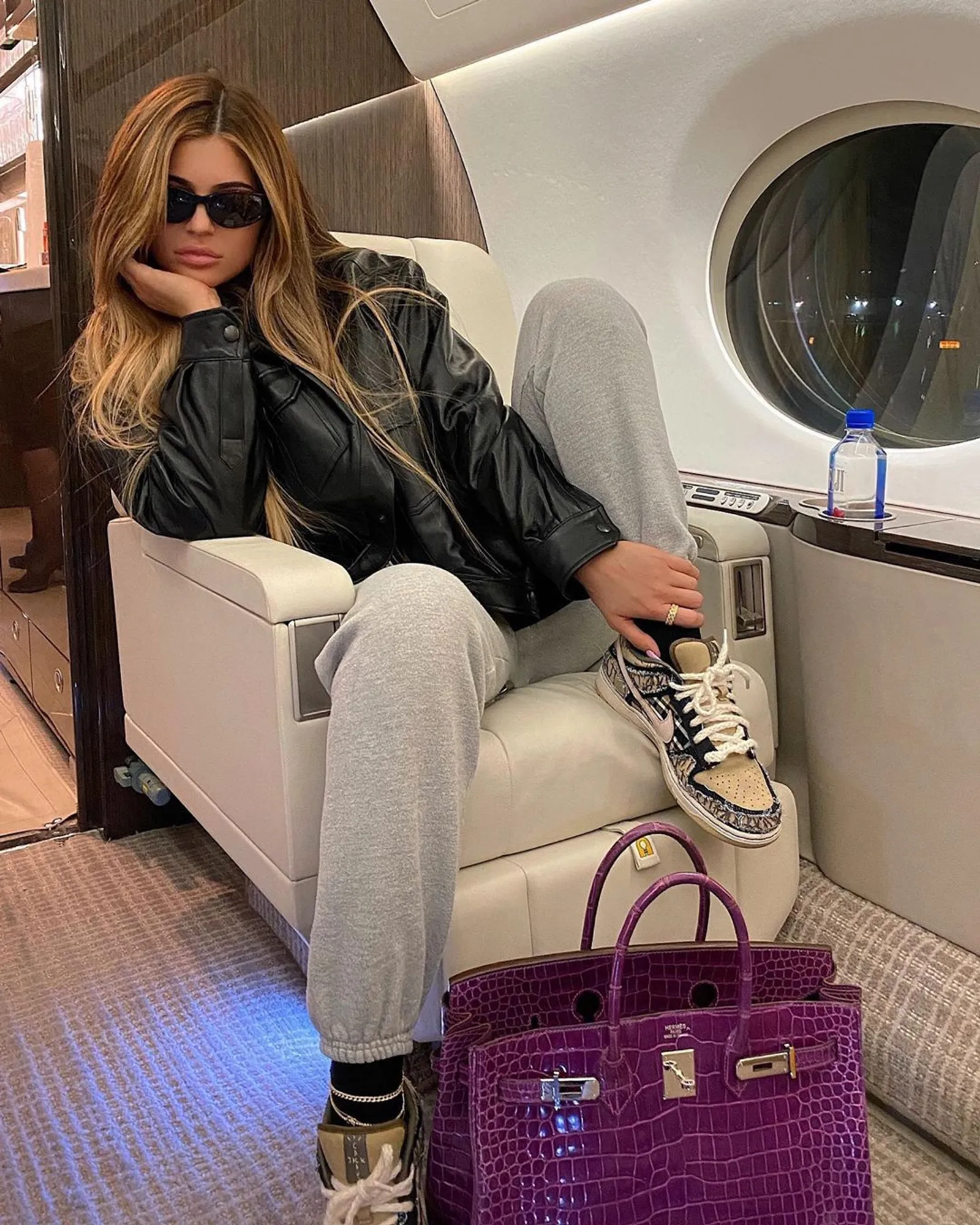 Gaya Seksi Liburan Jetset Kylie Jenner, Bisa Bayar Utang Negara