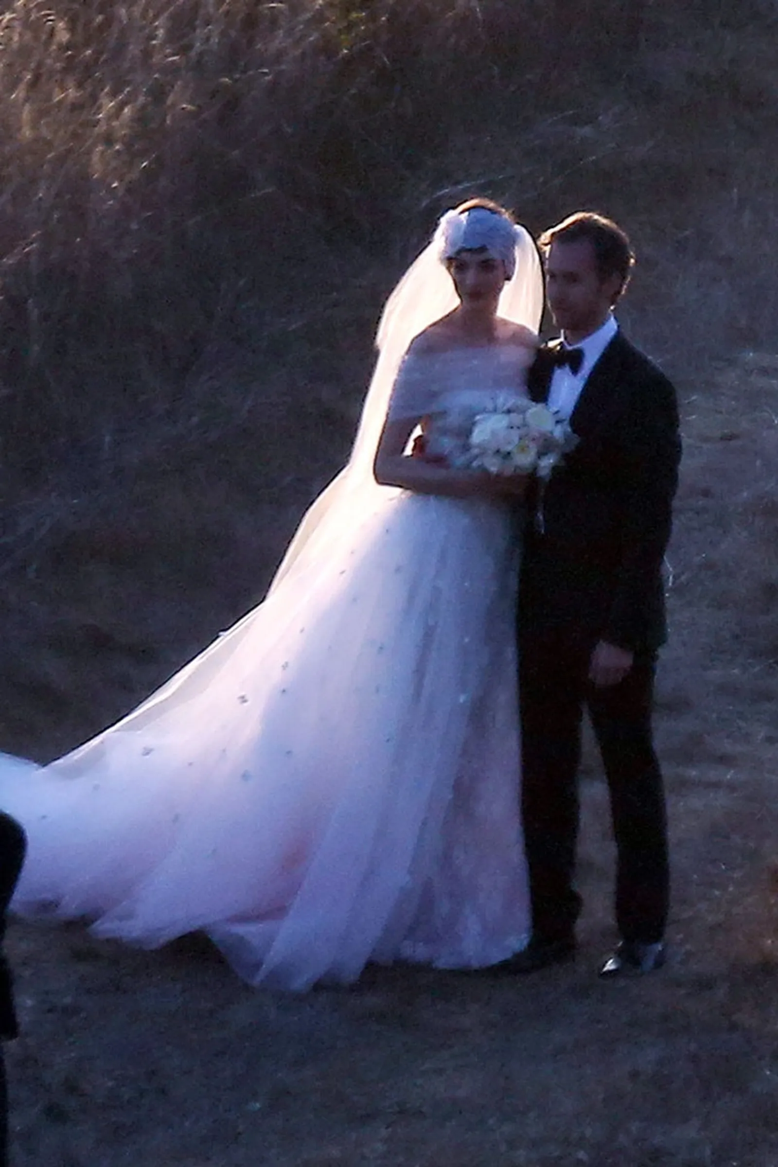 Deretan Seleb Hollywood yang Tak Pilih Gaun Putih untuk Pernikahannya