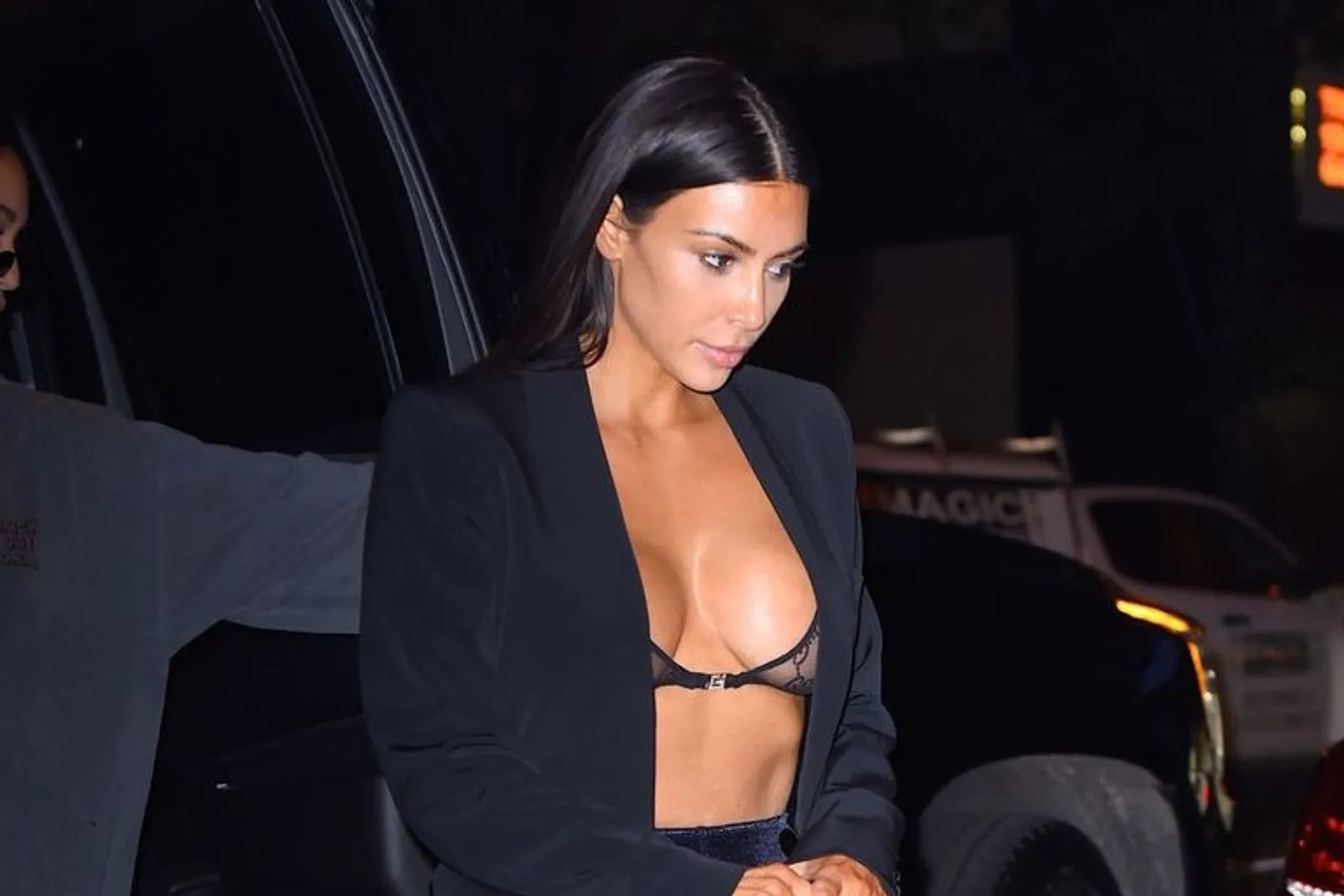 Aksi Pamer Payudara Kim Kardashian West di Jalanan, Terlalu Seksi!