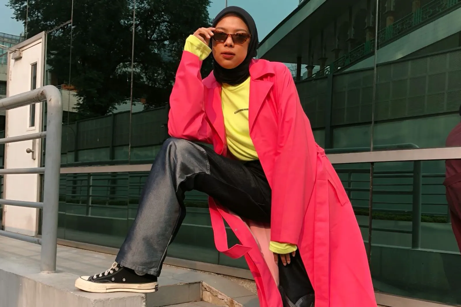 Tampil Bold Pakai Pink Coat, Hadiah Ulang Tahun Terkeren!