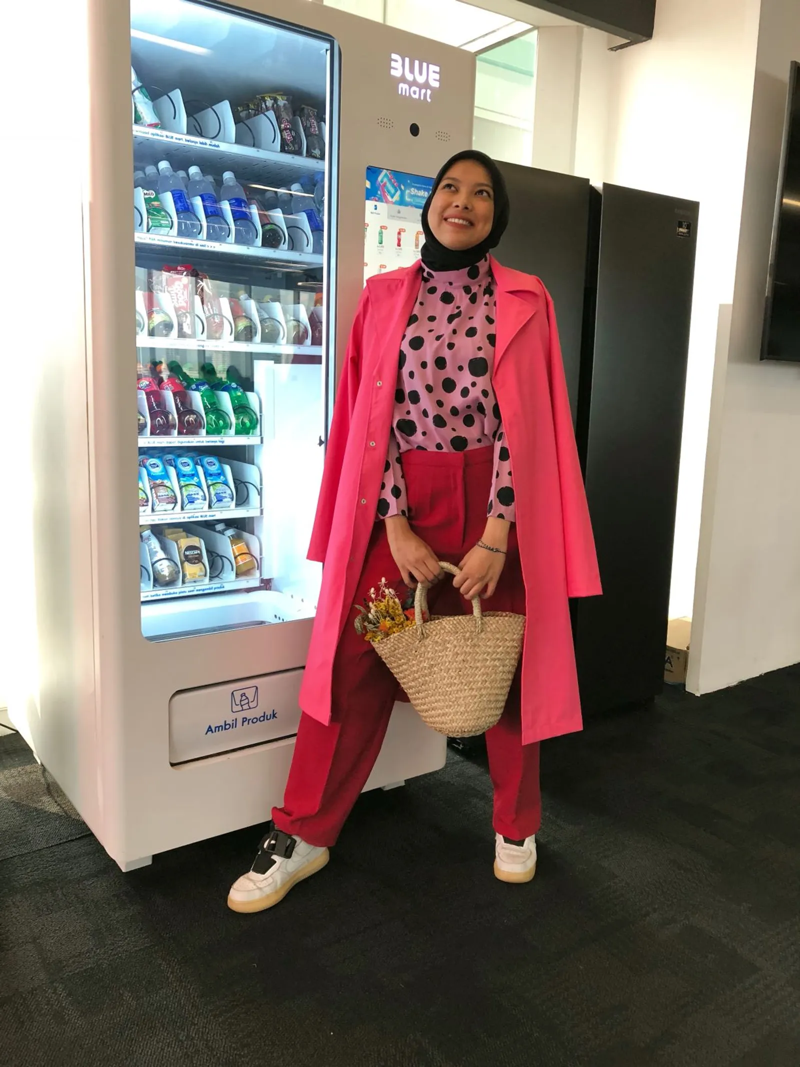 Tampil Bold Pakai Pink Coat, Hadiah Ulang Tahun Terkeren!