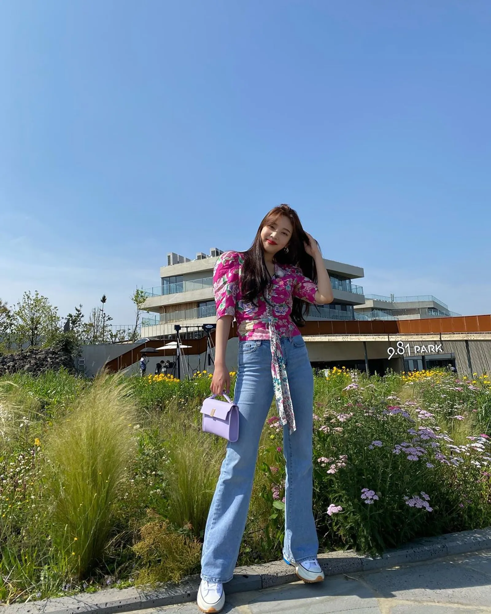 Intip OOTD Joy Red Velvet yang Nggak Takut Pakai Warna-warna Terang!