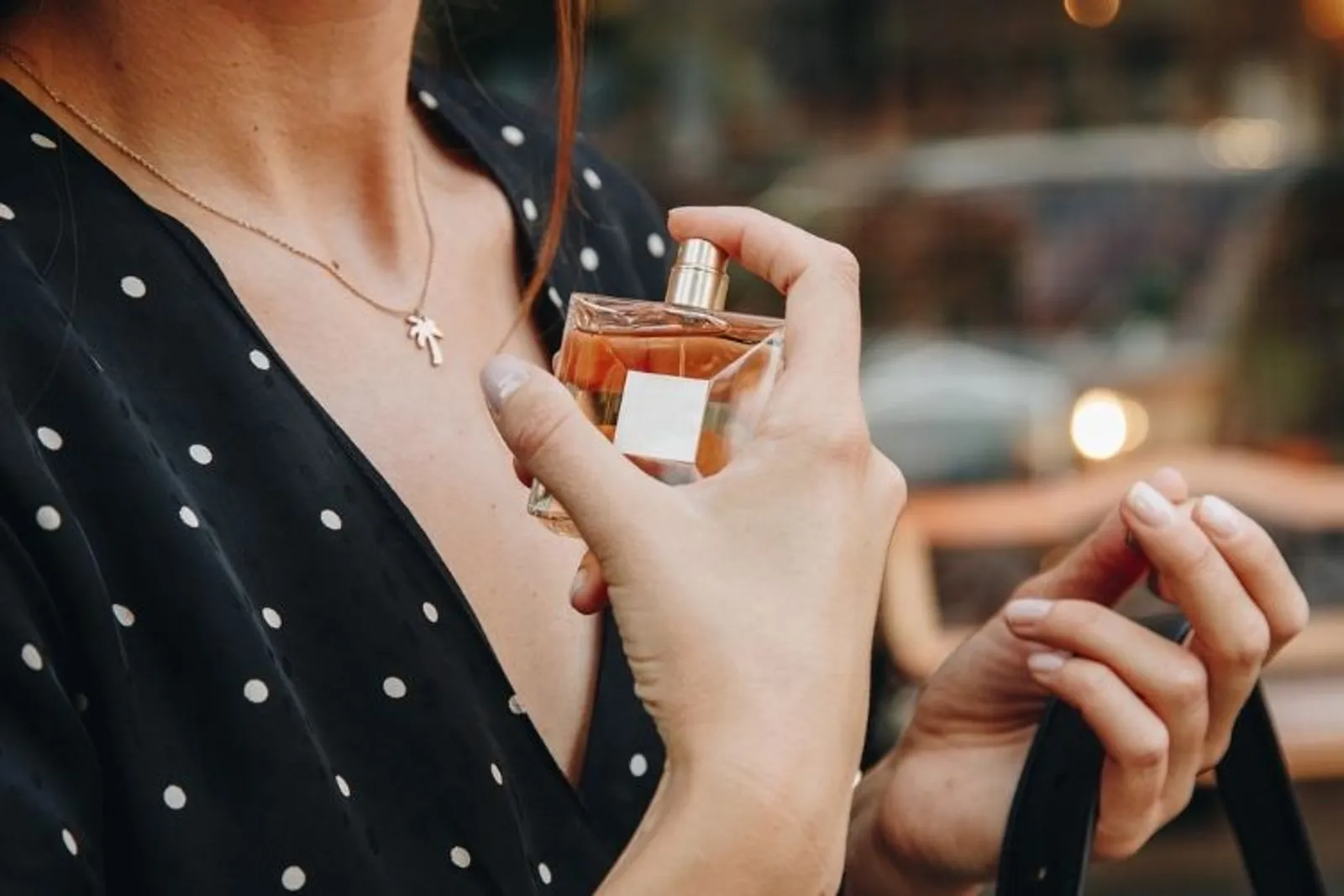 Biar Wanginya Nggak Cepat Hilang, Ini Cara Pakai Parfum yang Benar 