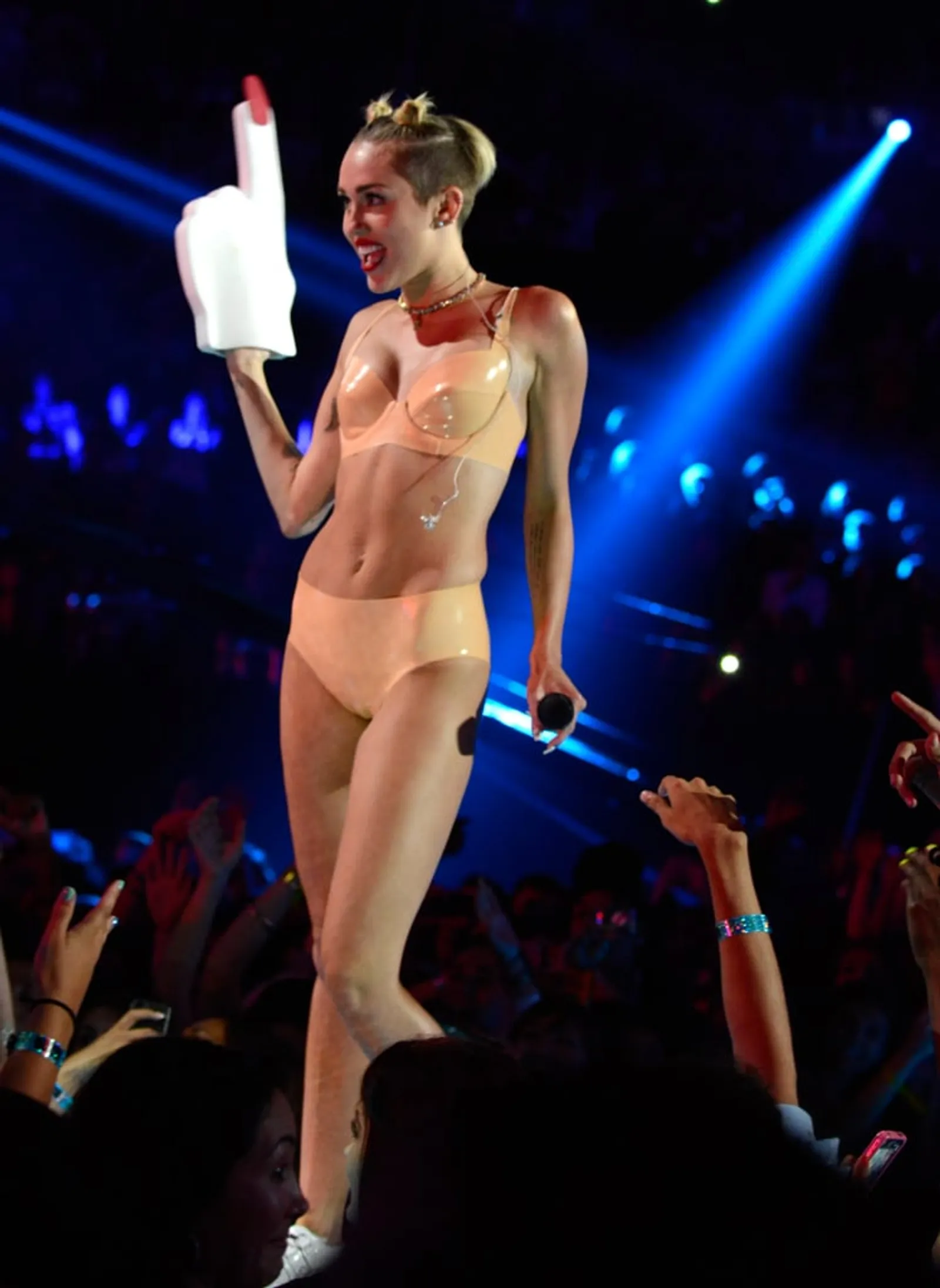 Deretan Gaya Seksi Miley Cyrus Paling Kontroversial Sepanjang Masa