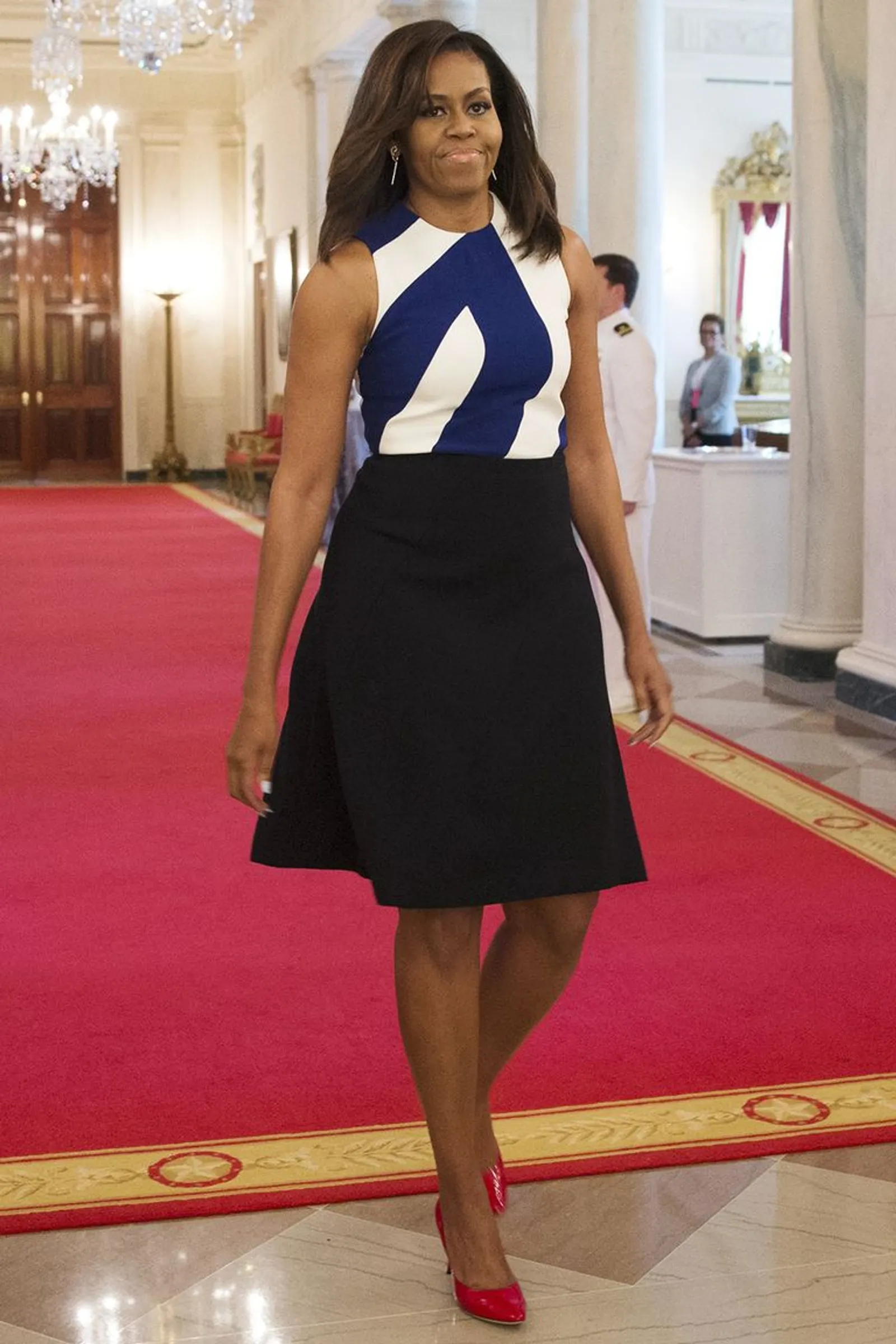Tiru Gaya Outfit Michelle Obama untuk Tampil Elegan & Modis!