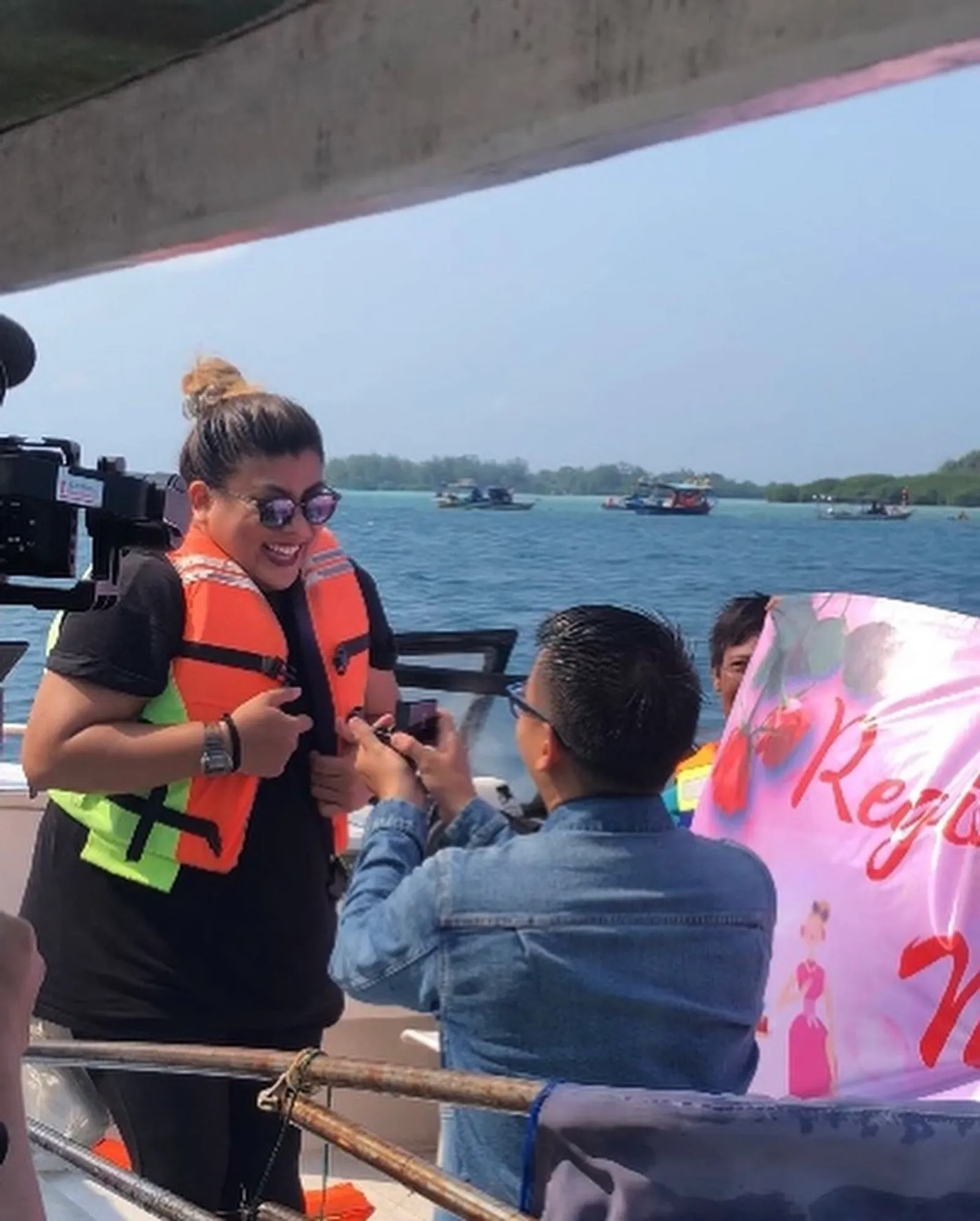 So Sweet! 9 Momen Lamaran Regina Ivanova dan Kekasih di Tengah Laut