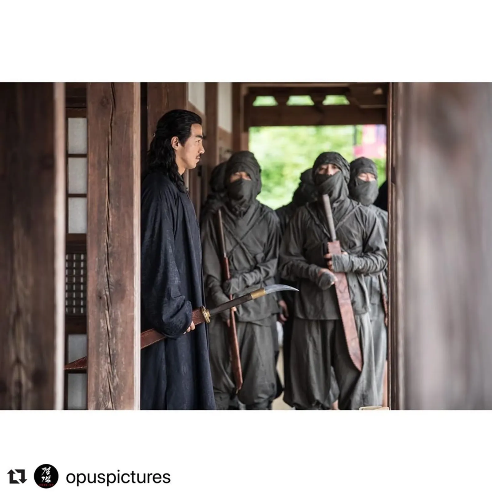 7 Potret Seru Joe Taslim Saat Syuting Film Korea 'The Swordsman'