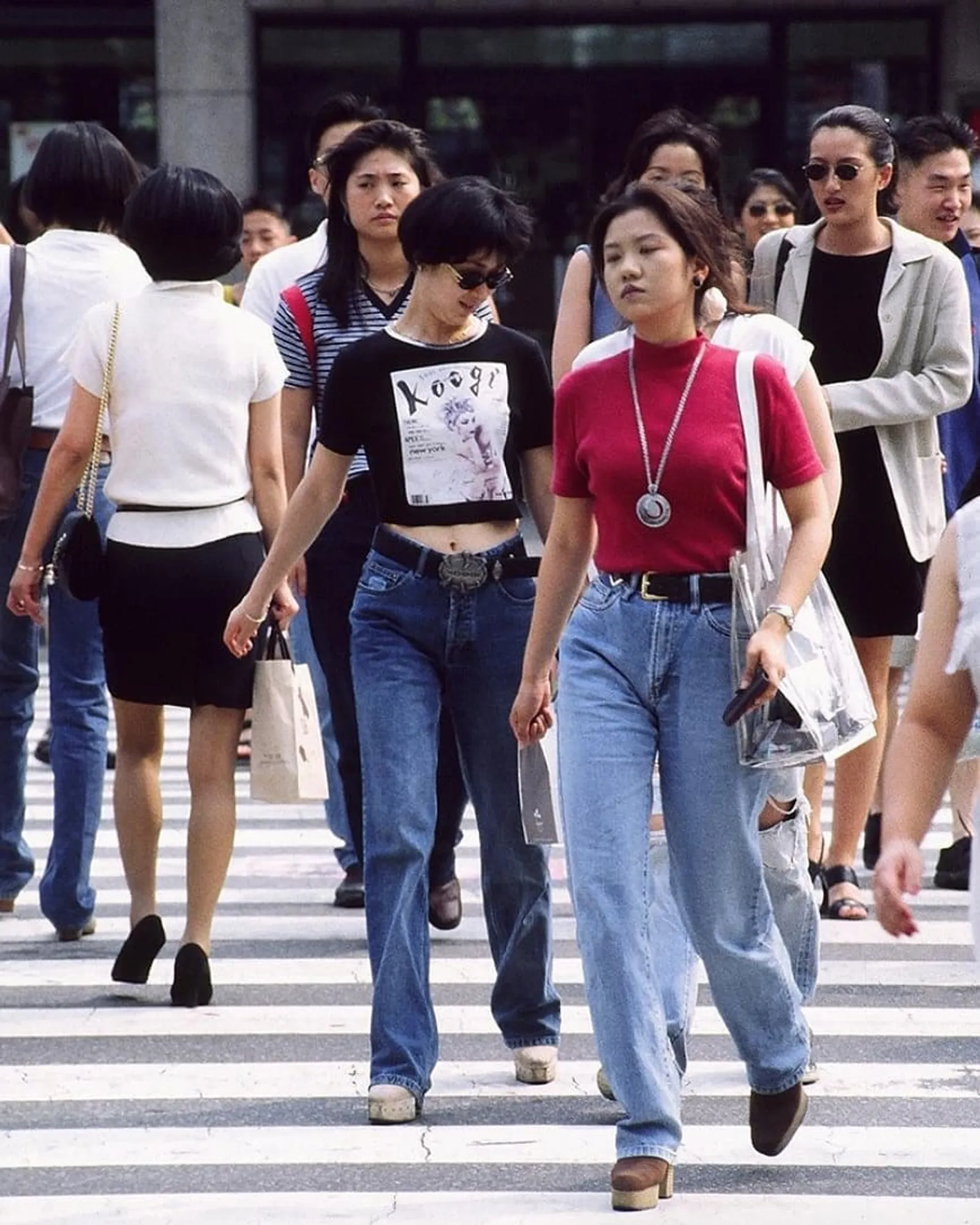 Keren Dari Dulu! Intip Gaya 90an ala Anak Muda di Korea Selatan