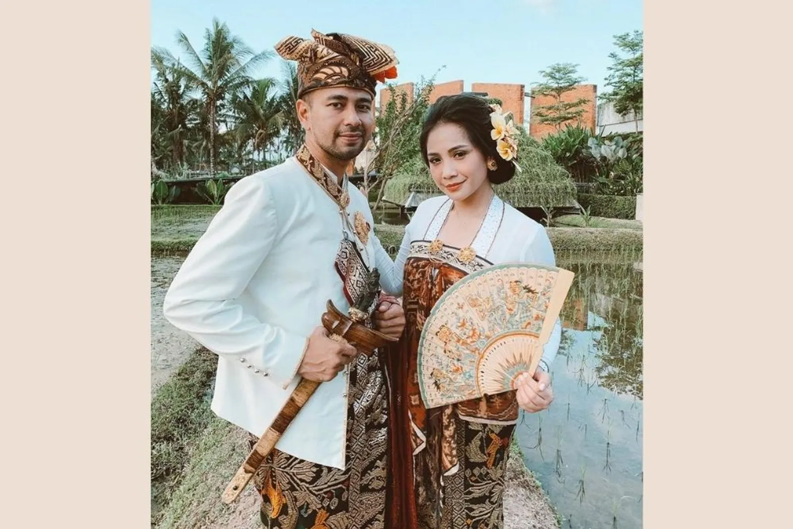 Kenakan Pakaian Tradisional Khas Bali, 7 Seleb Ini Tampil Memukau  
