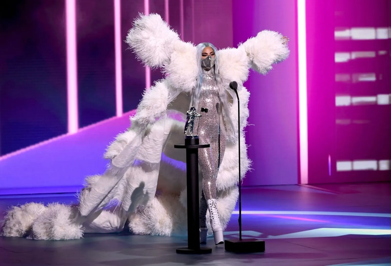 Ganti Baju 7 Kali, Ini Gaya Nyentrik Lady Gaga di MTV VMA 2020