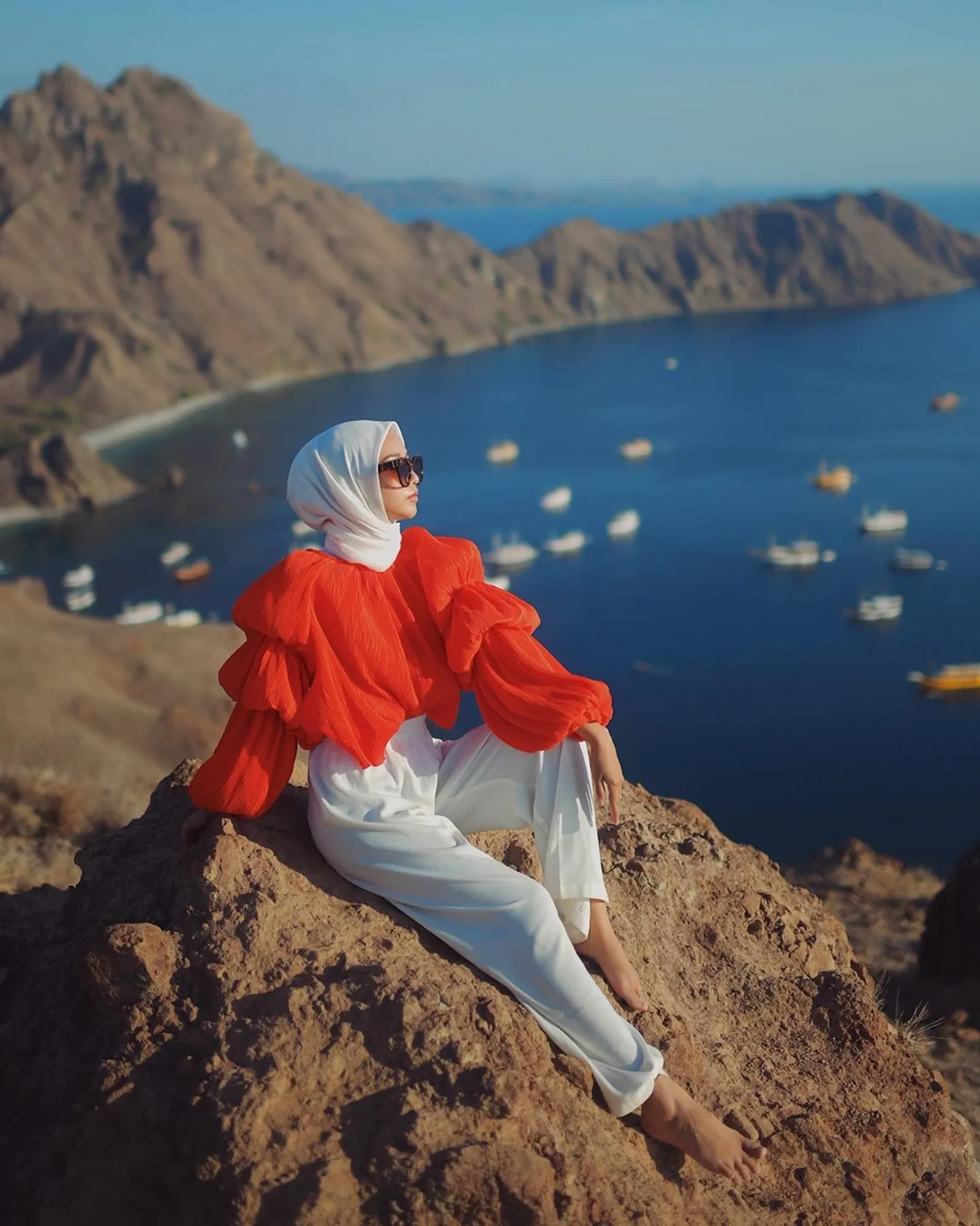 Inspirasi OOTD Hijab ke Pantai yang Simple Tapi Tetap Standout