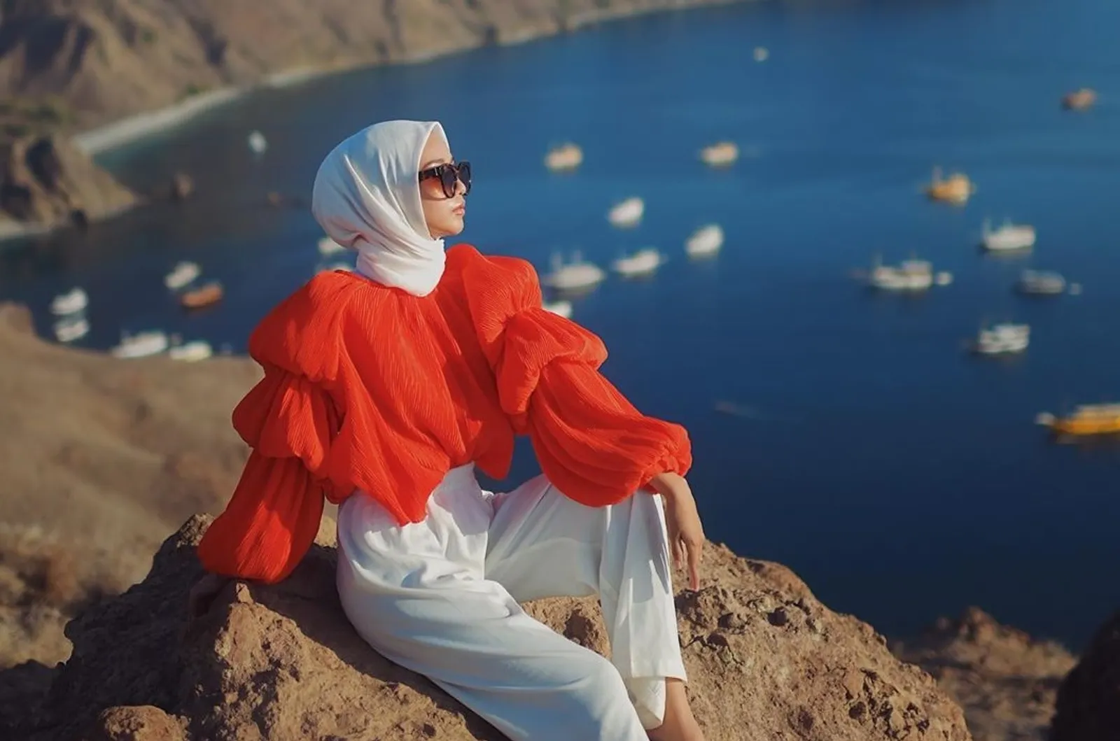 Inspirasi OOTD Hijab ke Pantai yang Simple Tapi Tetap Standout