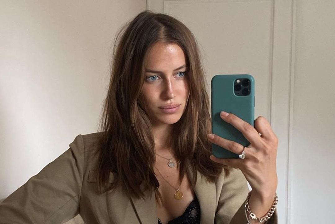 Gaya Nicole Poturalski, Pacar Baru Brad Pitt yang Seksi Banget!