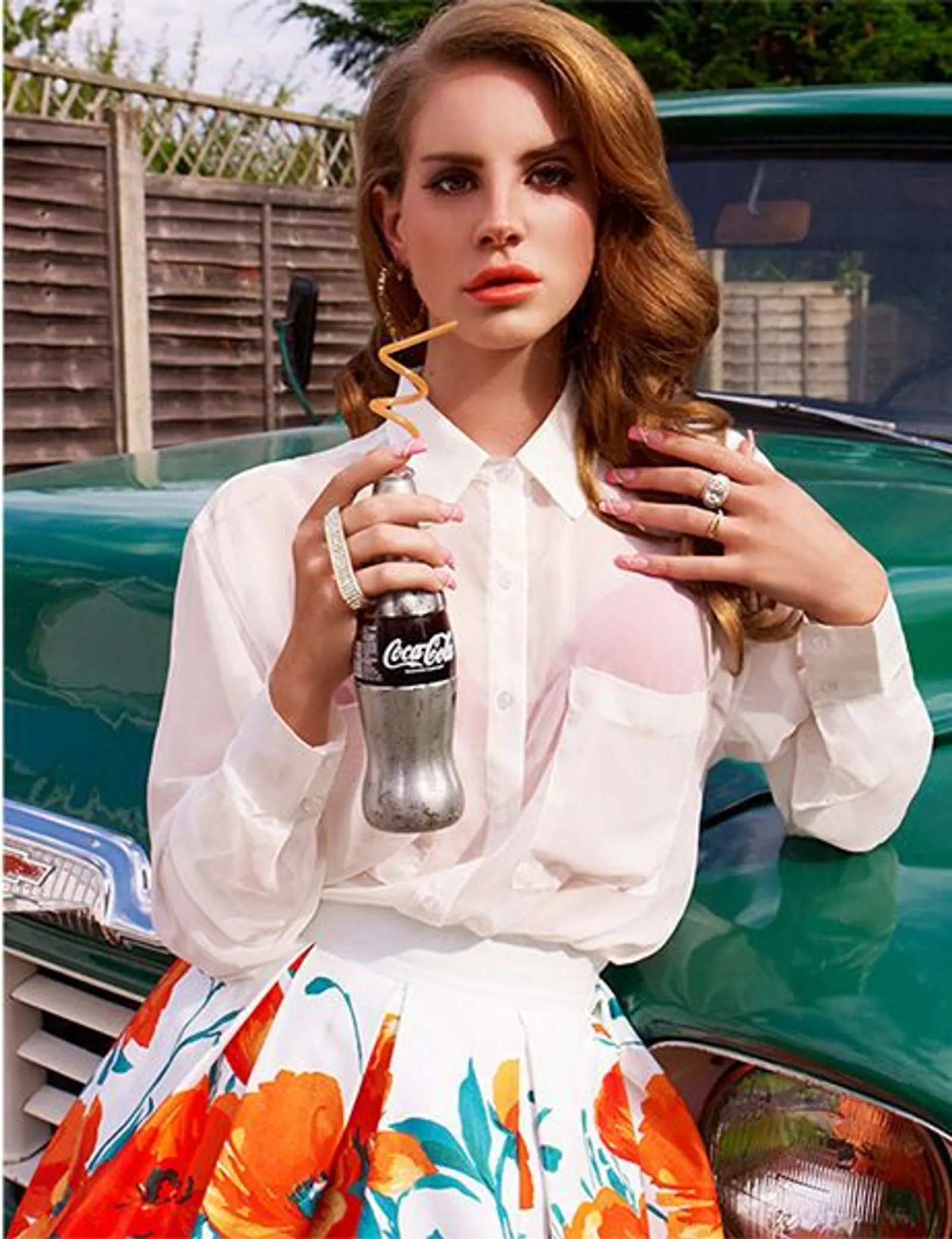 Selalu Tampil Unik, Yuk Contek Outfit Vintage a La Lana Del Rey