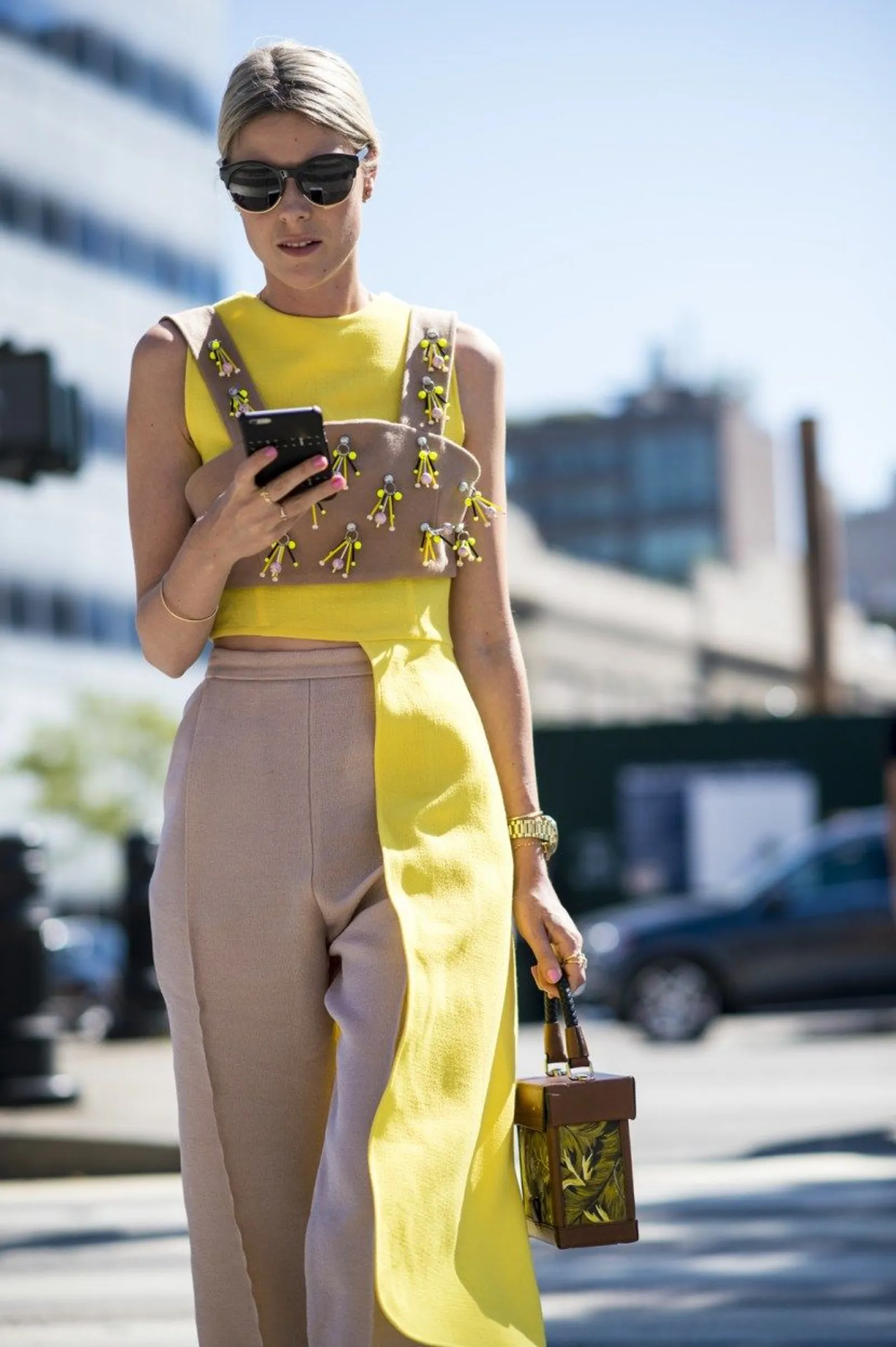 Tips Gunakan Outfit Warna Kuning yang Nyaman untuk Sehari-hari