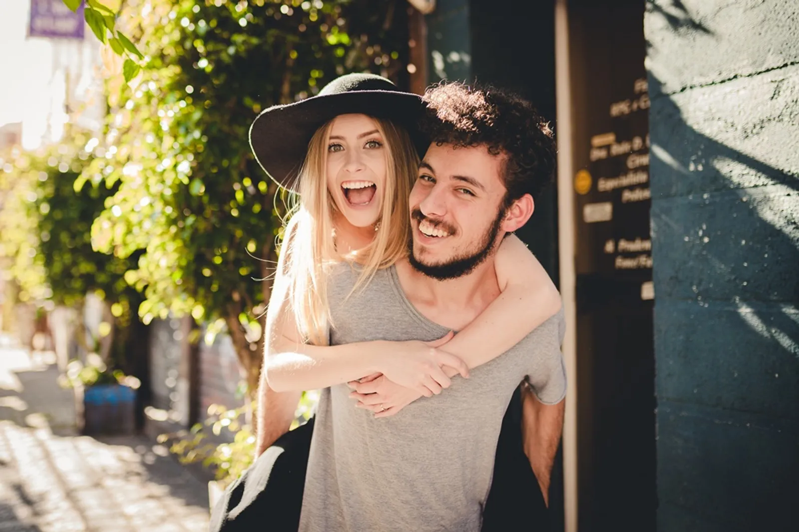 5 Tanda Kamu Bahagia Menjalani Hubungan dengan Si Dia, Pertahankan!