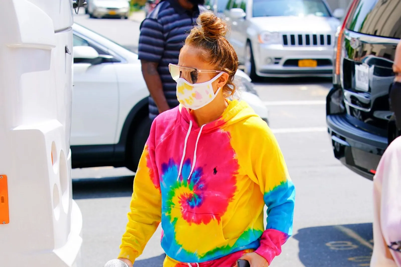 Hadapi Pandemi, Ini Bukti Jennifer Lopez Tetap Kece Saat Pakai Masker