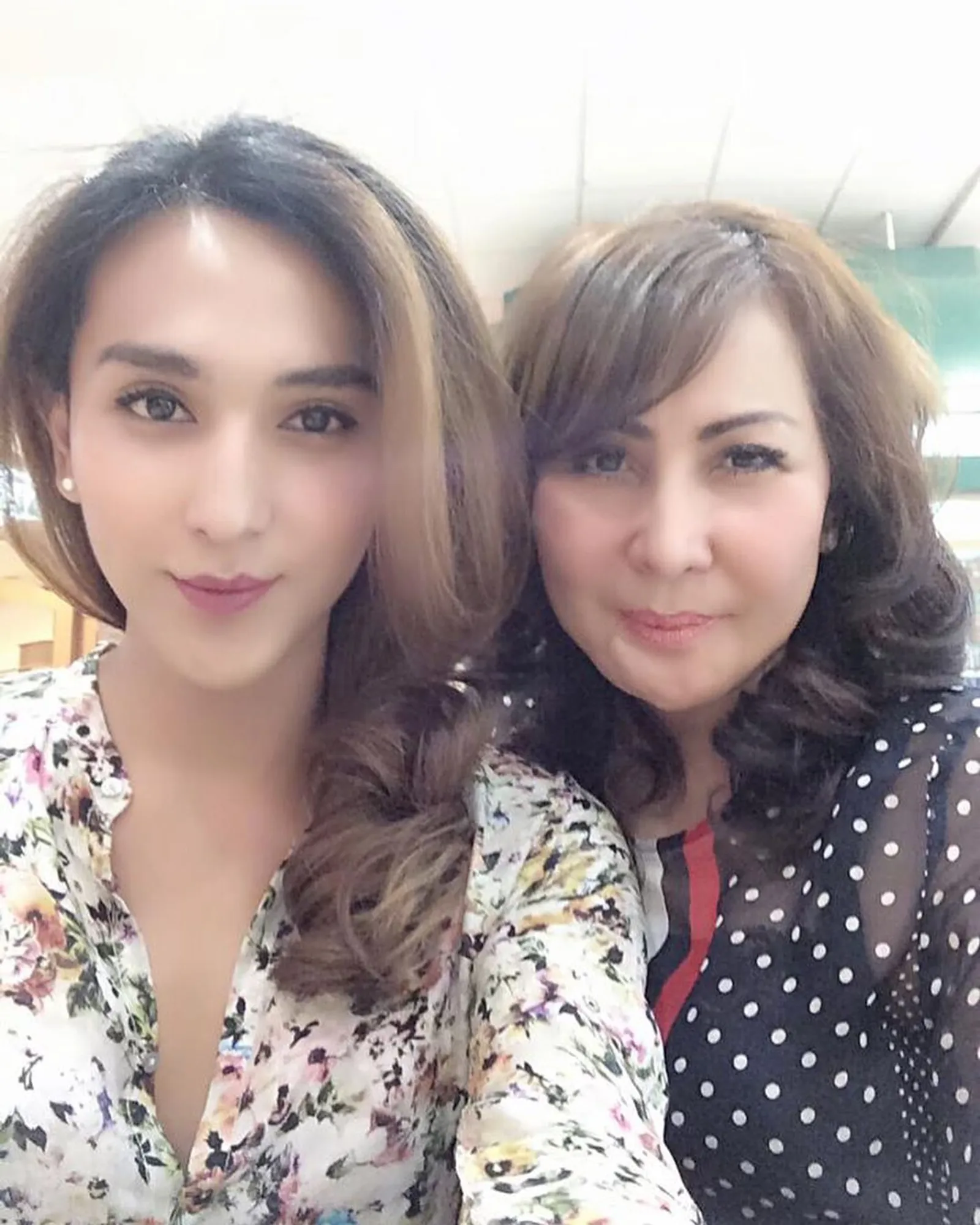 Potret Kedekatan 5 Artis Transgender dengan Sang Mama, Manis Banget!