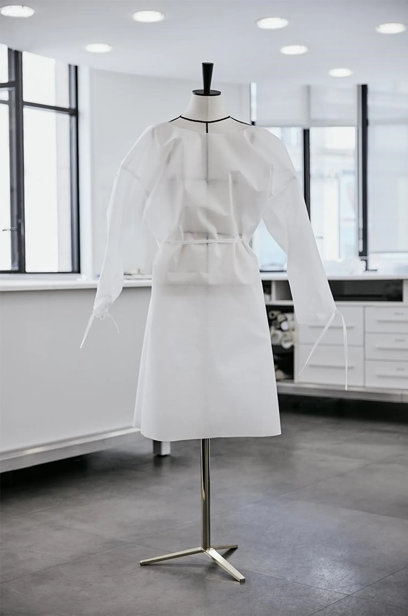 Louis Vuitton Produksi Face Shield Fancy untuk Cegah Virus Corona