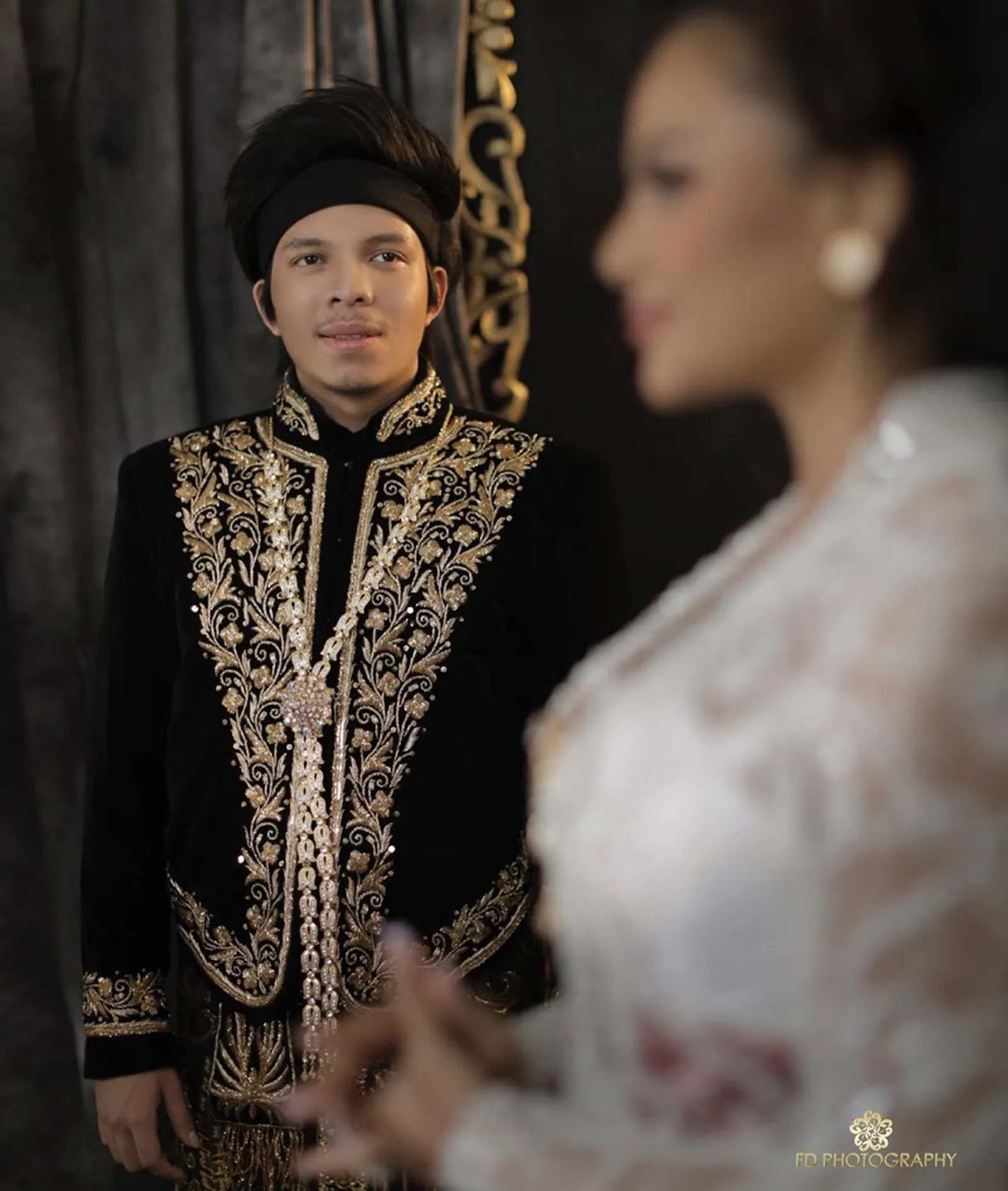 9 Foto Romantis Atta Halilintar & Aurel Hermansyah a la Pengantin Jawa