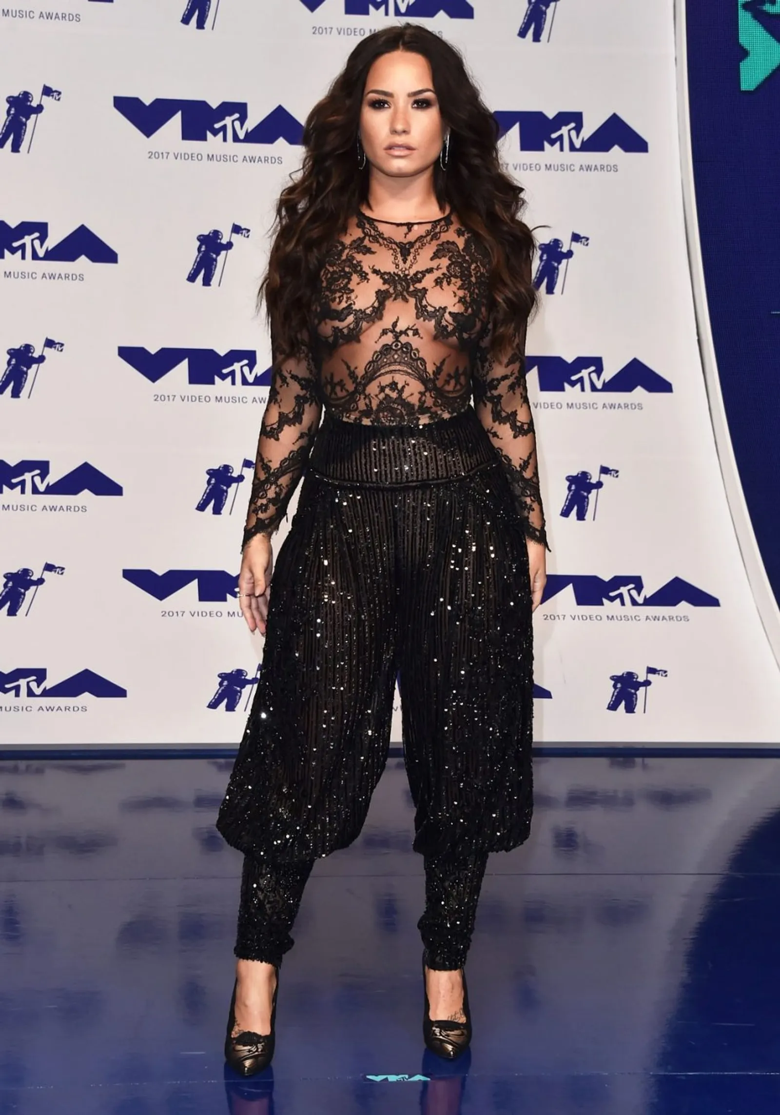 Pede dengan Tubuh Curvy, Ini Gaya Seksi Demi Lovato di Karpet Merah